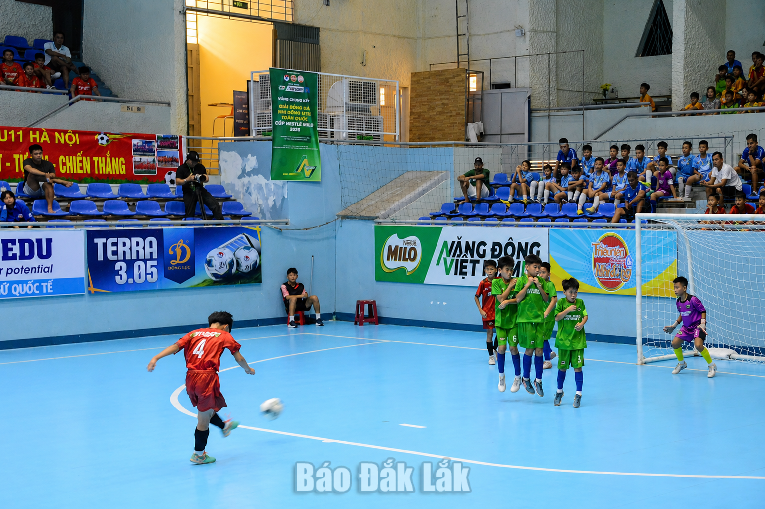 Khai mạc Vòng chung kết Giải bóng đá Nhi đồng (U11) toàn quốc Cúp Nestlé MILO 2026 5 Pha đá phạt đẹp mắt của chân sút số 4 Xuân Thanh, nâng tỷ số 3-0 cho chủ nhà Đắk Lắk ở hiệp 1.