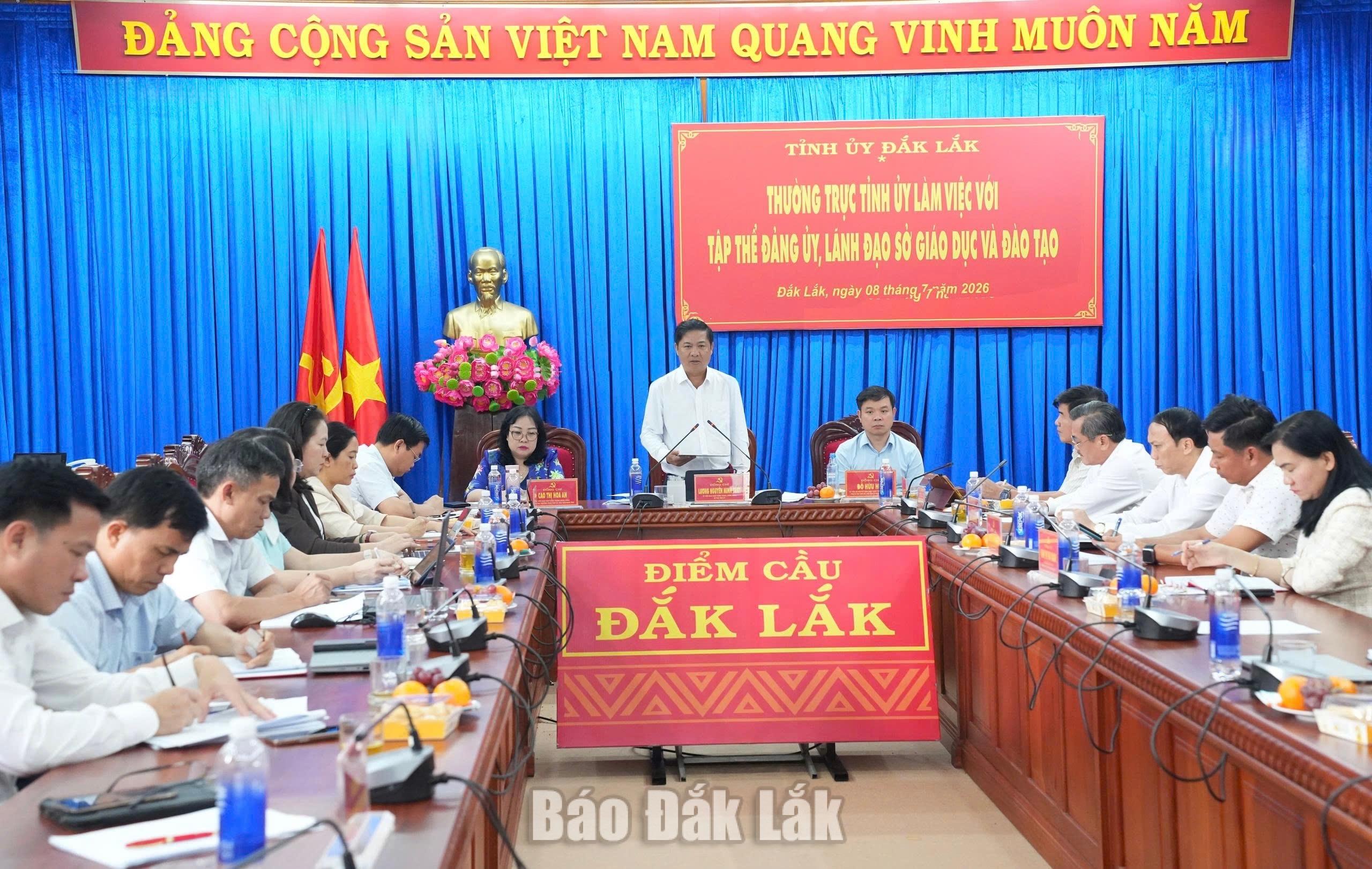 Quang cảnh buổi làm việc.