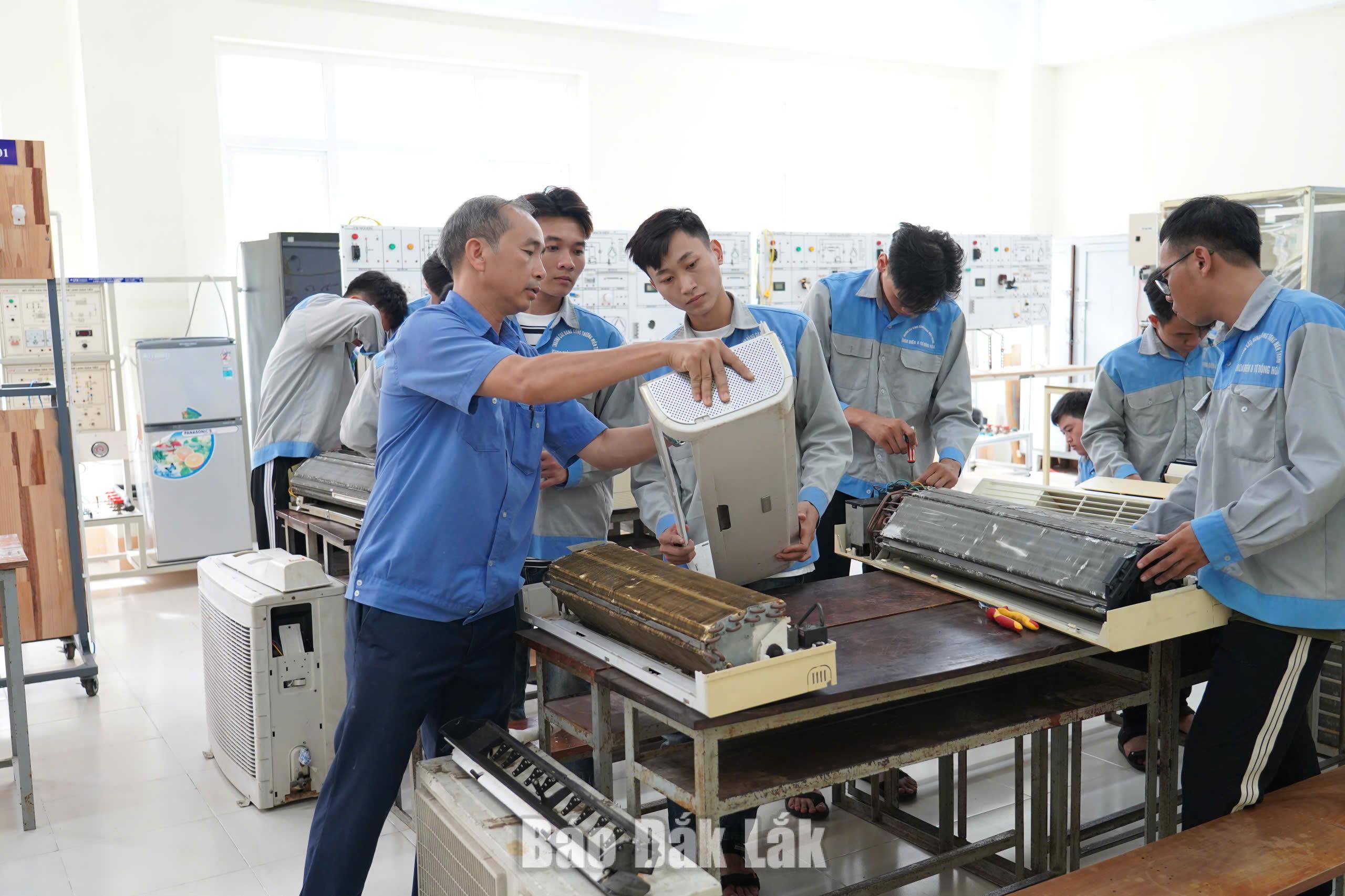 Mở rộng cánh cửa nghề nghiệp trong thời đại mới 1 sinh viên lớp Cao đẳng kỹ thuật máy lạnh 47A.