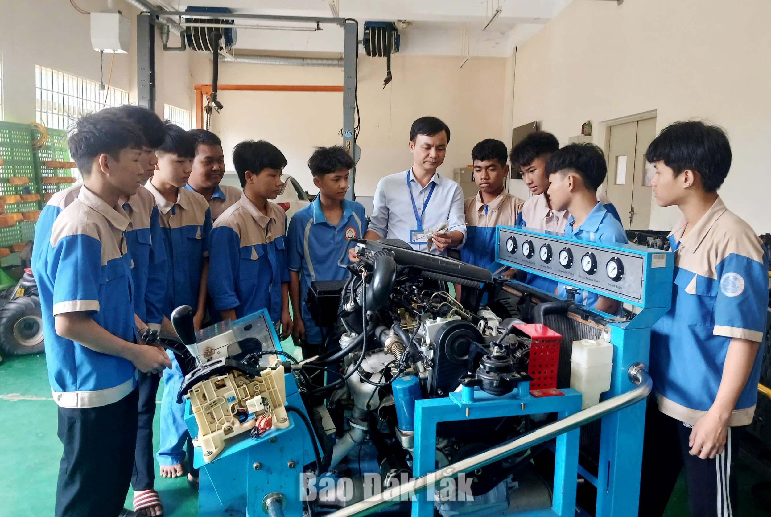Mở rộng cơ hội học nghề cho học sinh cuối cấp 1 Học sinh ngành Công nghệ ô tô Trường Cao đẳng Đắk Lắk trong giờ thực hành.