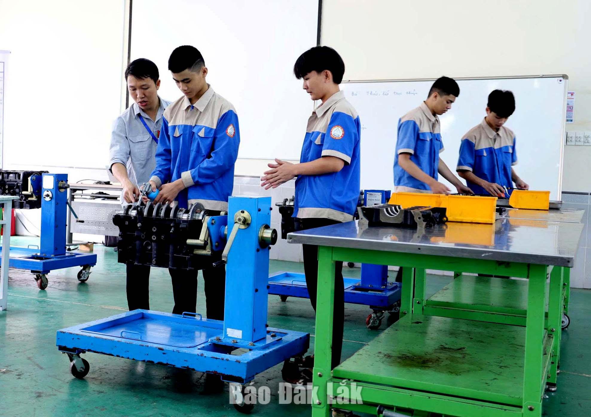 Mở rộng cơ hội học nghề cho học sinh cuối cấp 2 Học sinh ngành Công nghệ ô tô Trường Cao đẳng Đắk Lắk trong giờ thực hành.