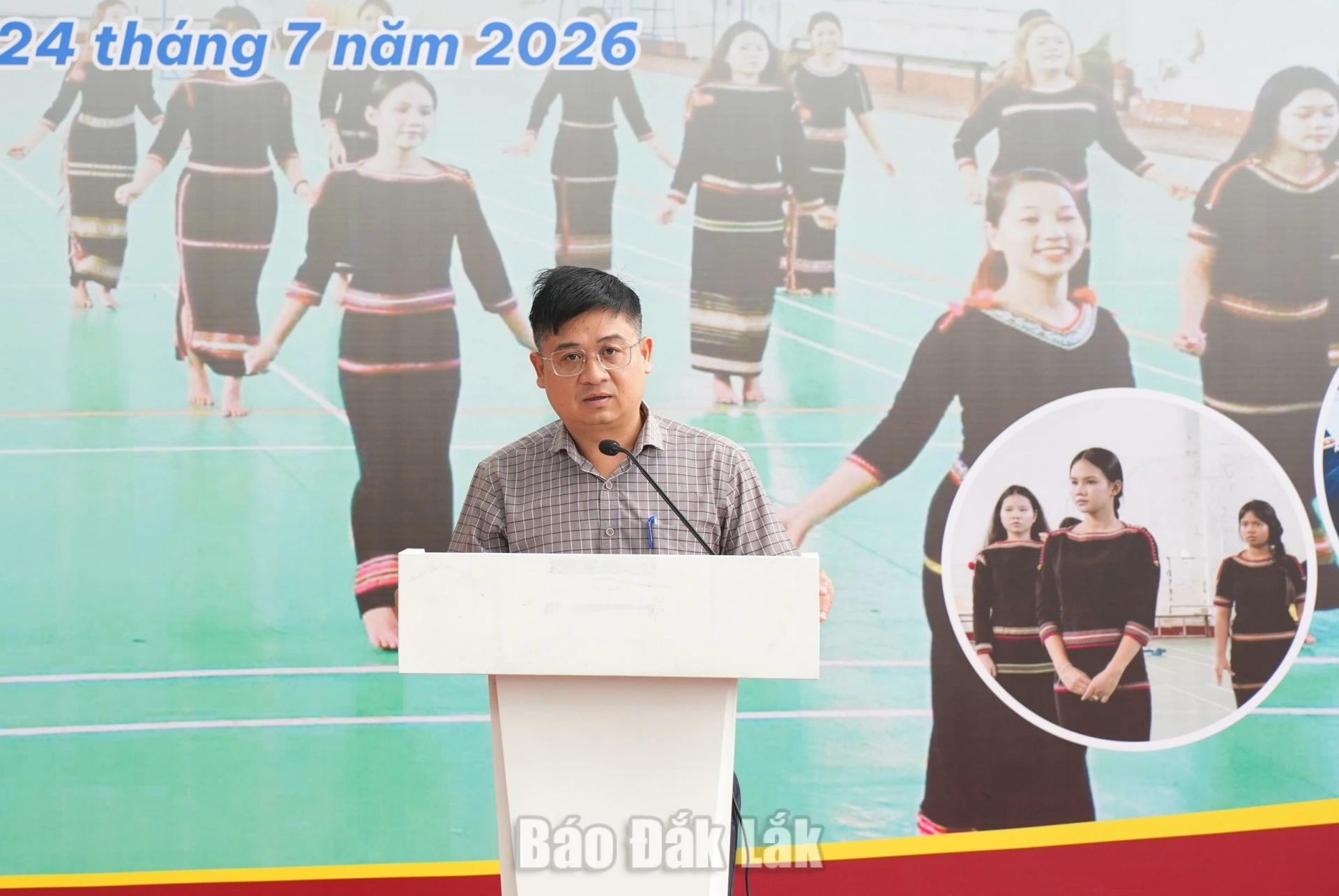 Phó Chủ tịch UBND phường Buôn Ma Thuột Nguyễn Hữu Chí  phát biểu tại lễ bế giảng.