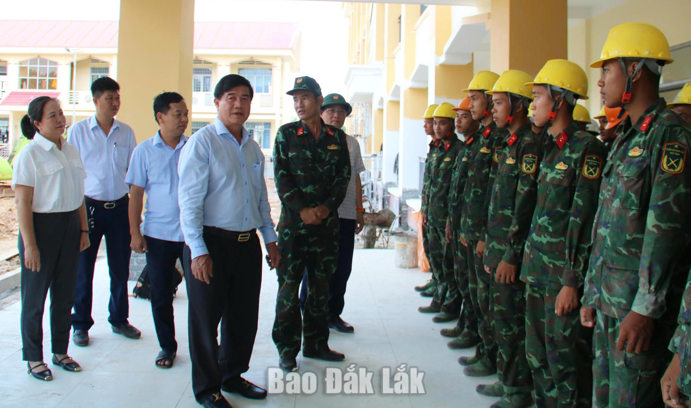Lãnh đạo tỉnh thăm, động viên lực lượng bộ đội hỗ trợ xây dựng trường học khu vực biên giới 1 Dự án Trường Phổ thông nội trú liên cấp tiểu học và THCS xã Ia Lốp