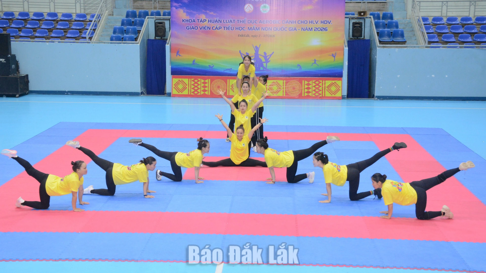 174 học viên toàn quốc tham gia tập huấn Luật Thể dục Aerobic tại Đắk Lắk 1 Học viên kiểm tra các nội dung tập huấn.