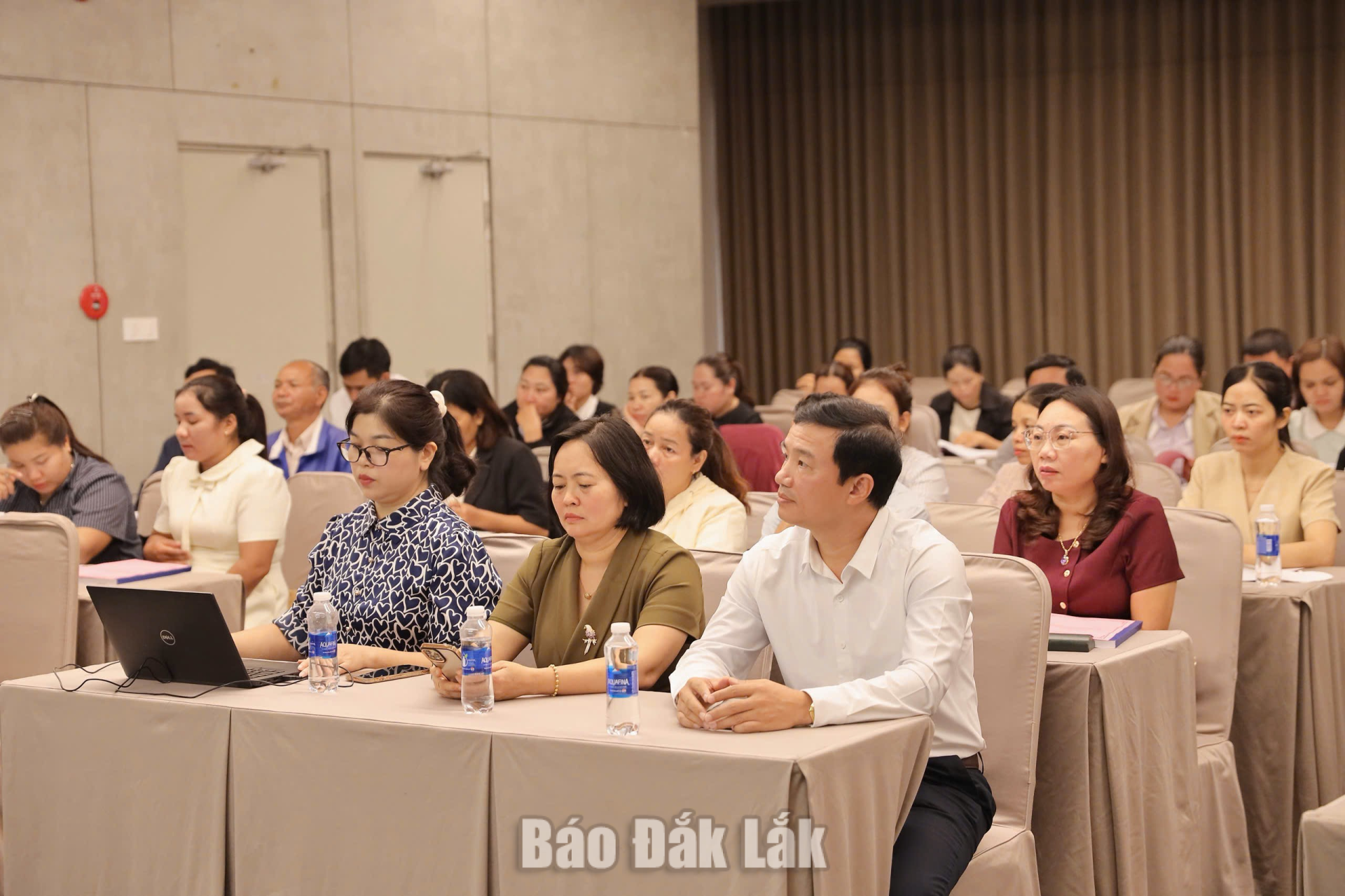 Nâng cao năng lực dạy học Tiếng Mnông, Tiếng Êđê 2 Đại biểu tham dự hội nghị tập huấn.