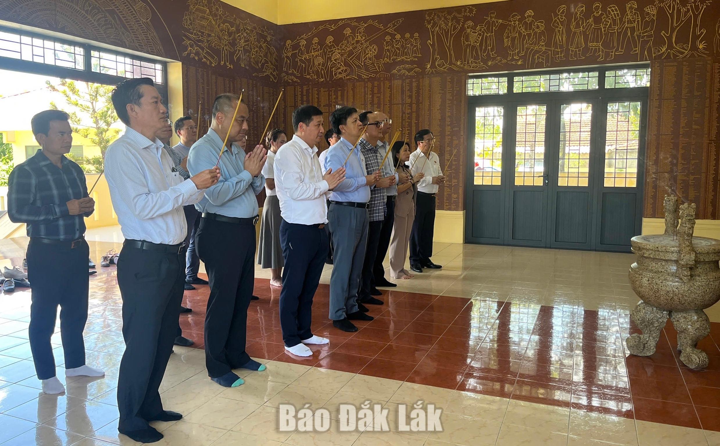 Đoàn công tác dâng hương tại Nghĩa trang Liệt sĩ khu vực phía Đông của tỉnh.