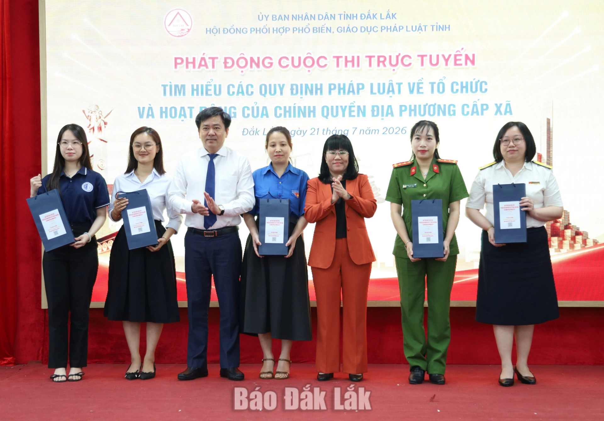 Phát động Cuộc thi trực tuyến tìm hiểu pháp luật về chính quyền cấp xã 5 Ban Tổ chức cuộc thi tặng hoa chúc mừng các thí sinh thi.