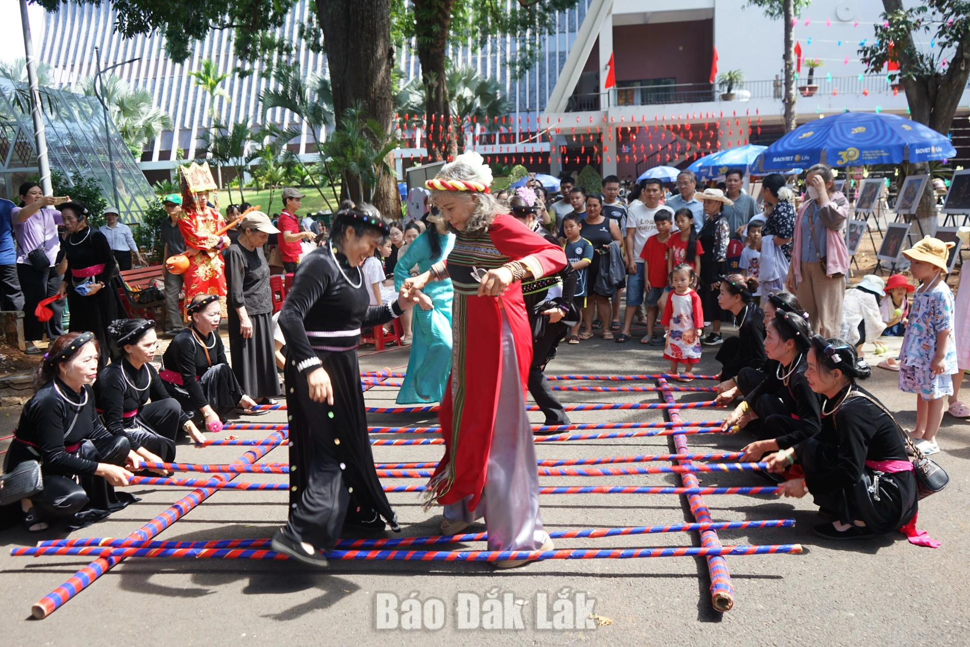 Du lịch hè Đắk Lắk – Khi tiếng chiêng hòa cùng tiếng sóng 2 Du khách tham quan, trải nghiệm các hoạt động văn hóa tại Bảo tàng Đắk Lắk