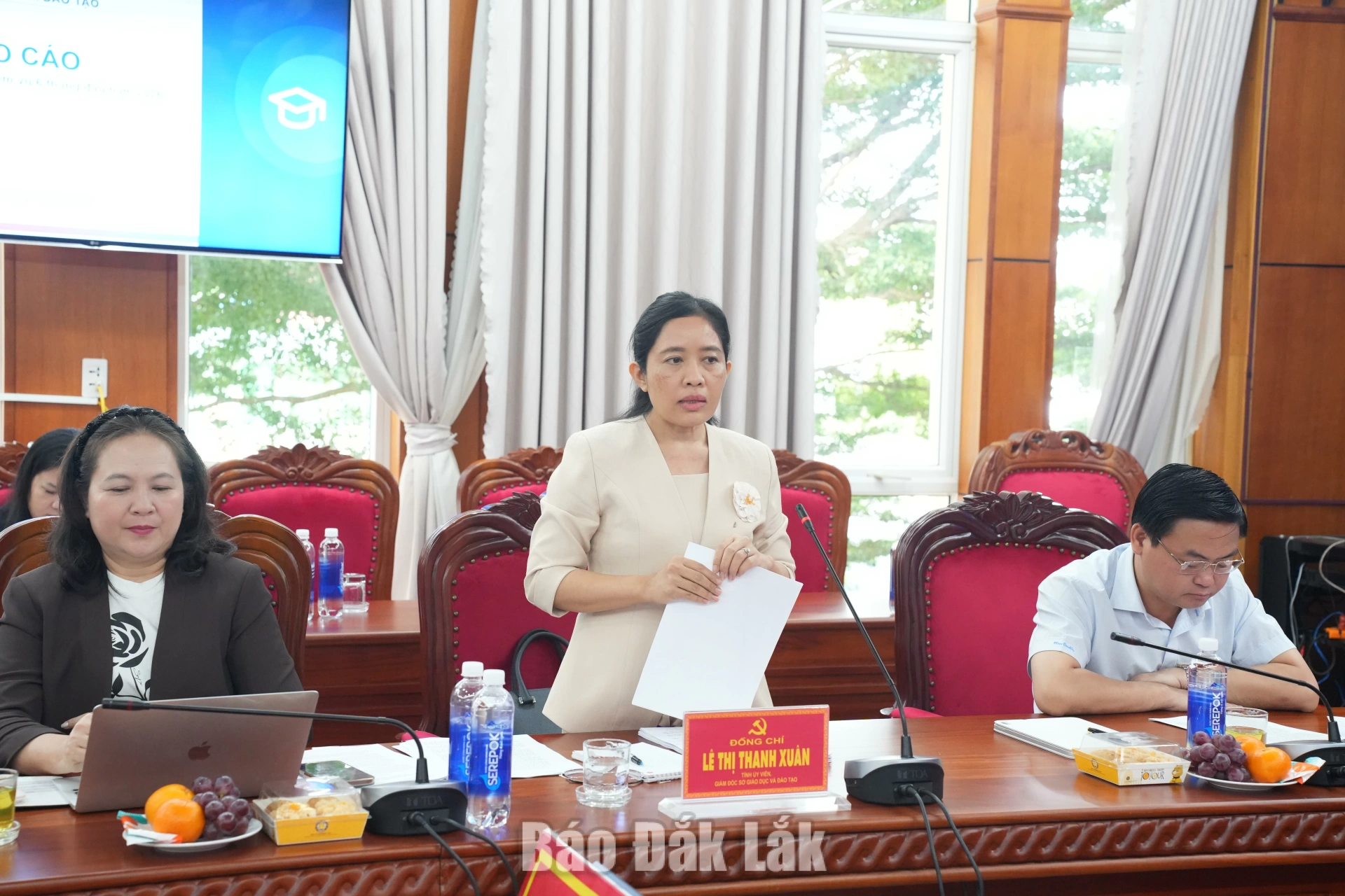 Giám đốc Sở GD&ĐT Lê Thị Thanh Xuân báo cáo kết quả hoạt động của ngành trong 6 tháng đầu năm 2026.