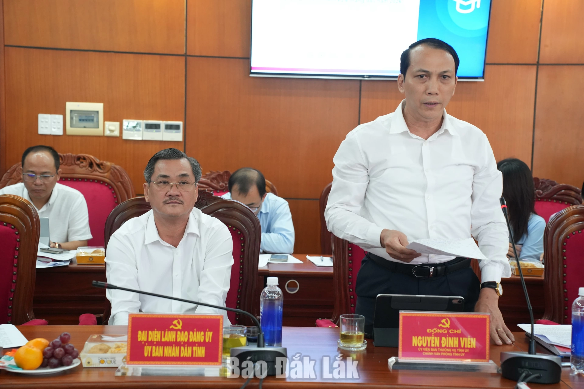 Ủy viên Ban Thường vụ Tỉnh ủy, Chánh Văn phòng Tỉnh ủy Nguyễn Đình Viên phát biểu ý kiến tại buổi làm việc.