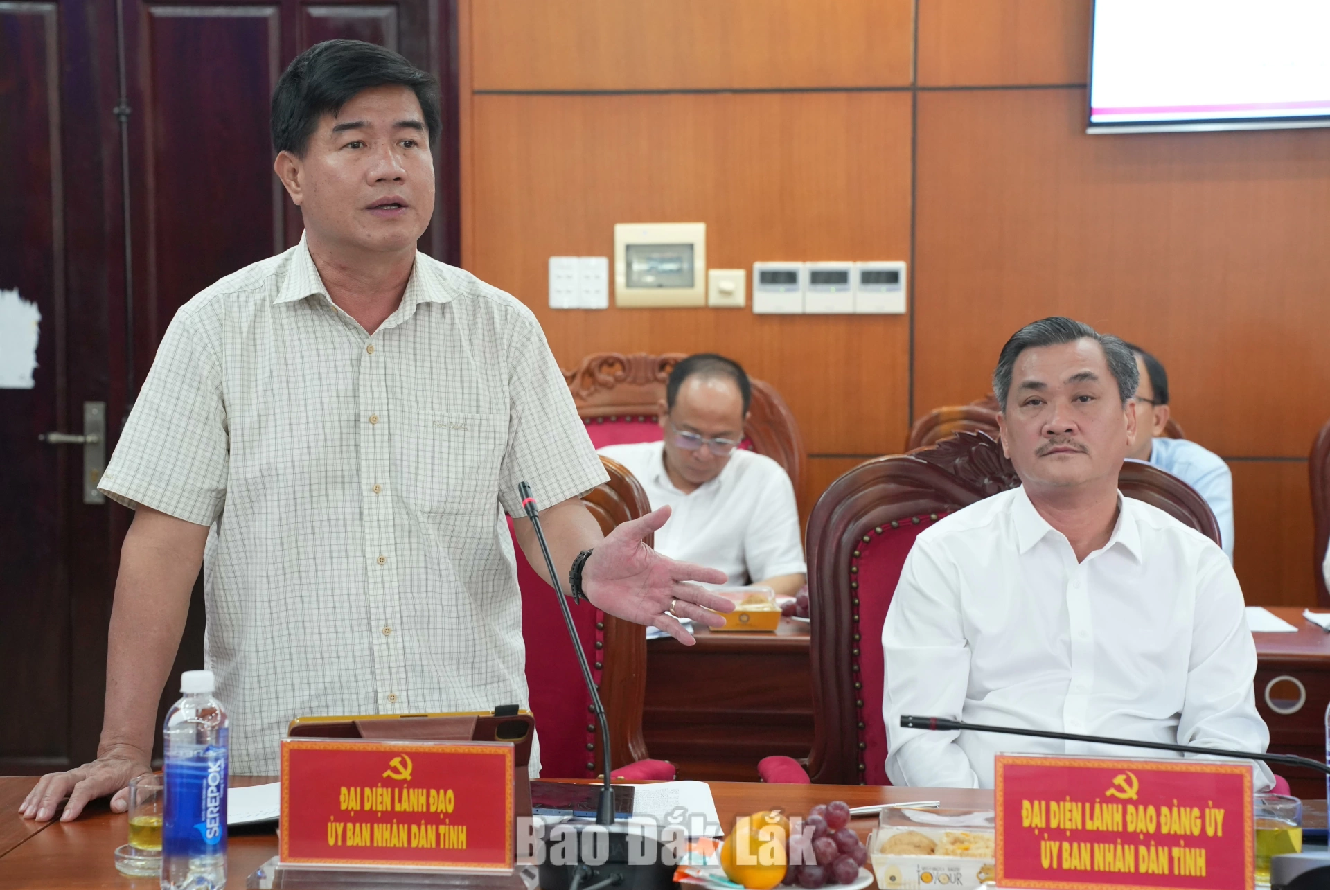 Phó Chủ tịch UBND tỉnh Nguyễn Thiên Văn phát biểu tại buổi làm việc.