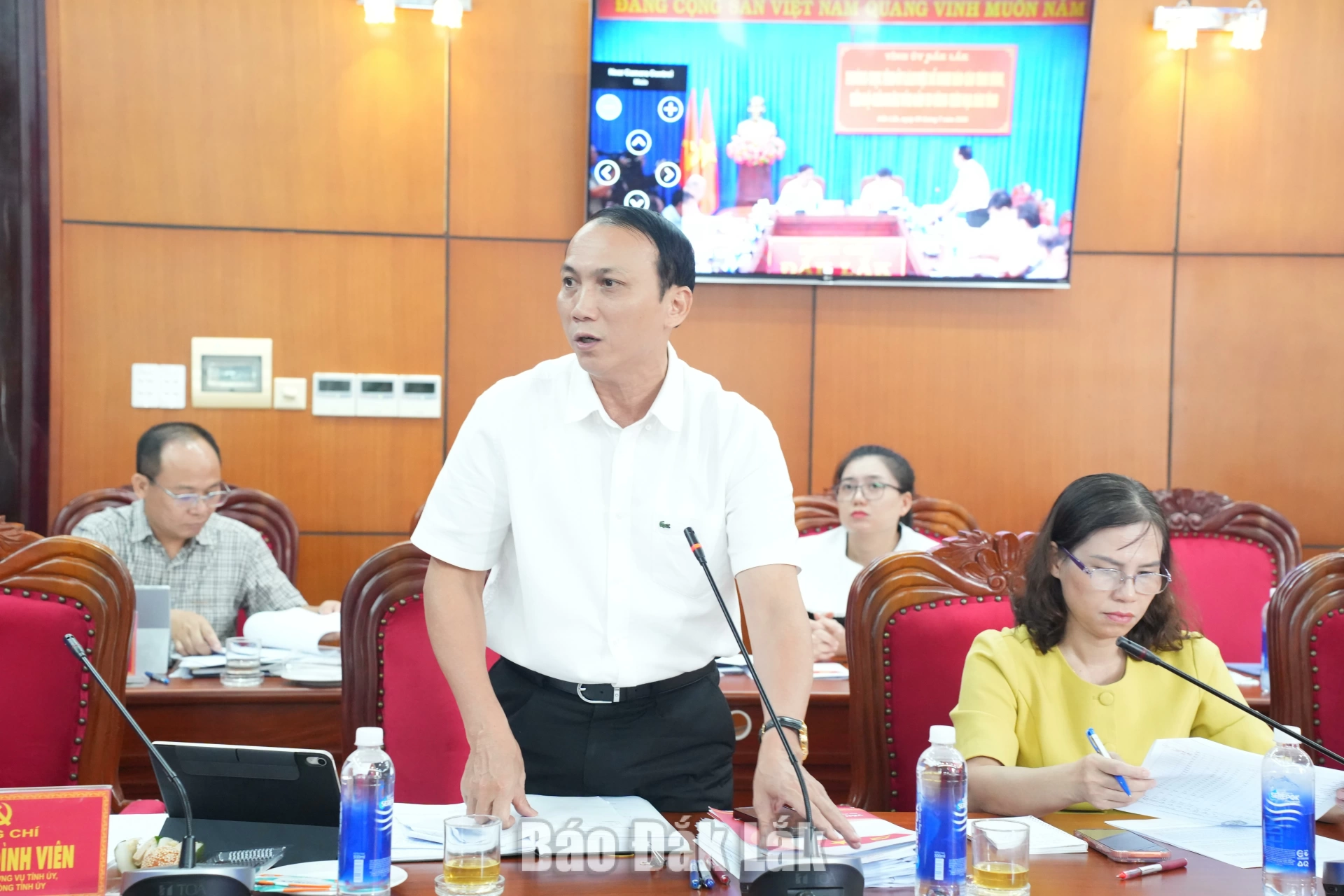 Ủy viên Ban Thường vụ Tỉnh ủy, Chánh Văn phòng Tỉnh ủy Nguyễn Đình Viên báo cáo tiến độ thực hiện giải ngân.