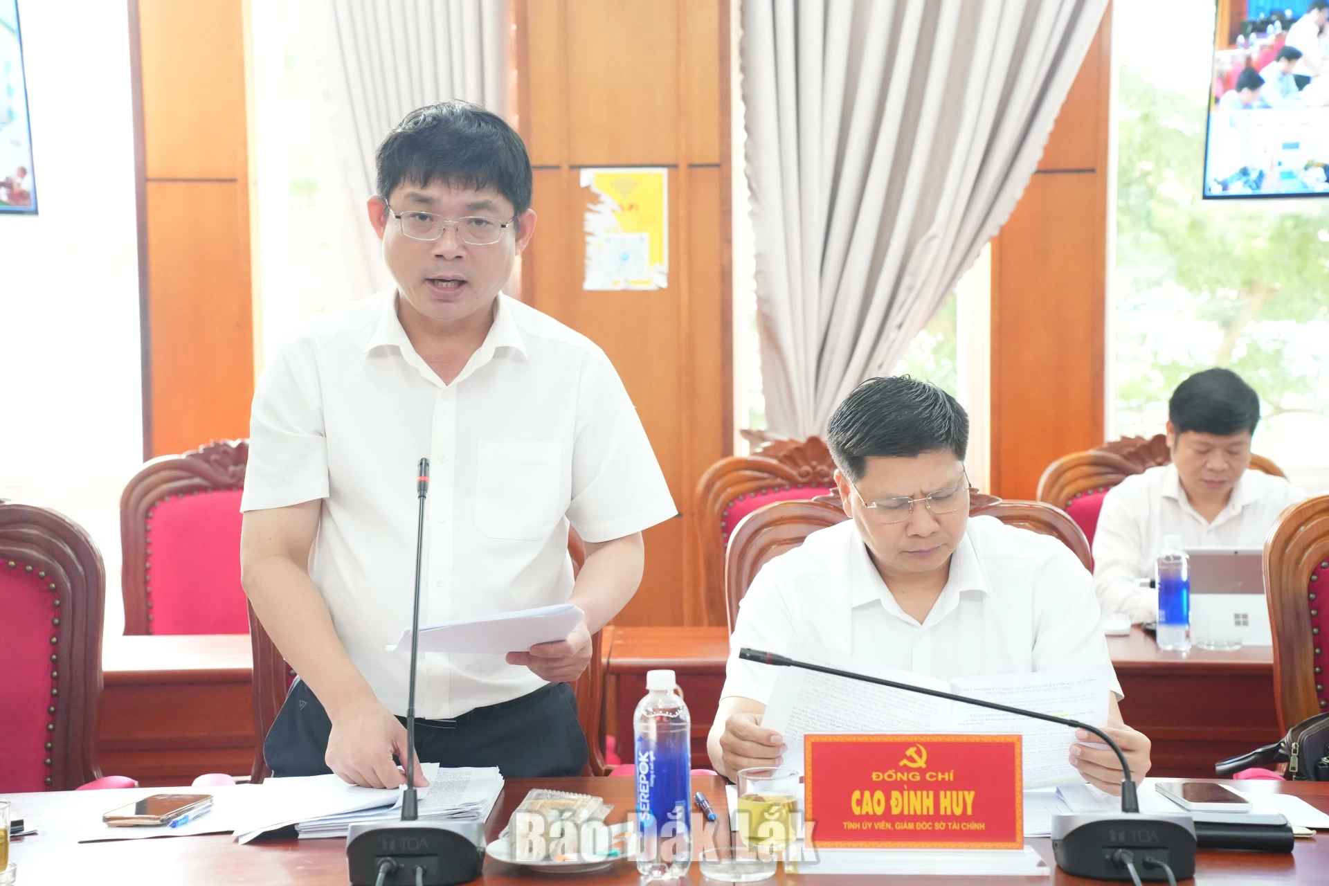 Phó Giám đốc Sở Tài Chính Huỳnh Gia Hoàng báo cáo tiến độ giải ngân vốn đầu tư công trên địa bàn tỉnh.