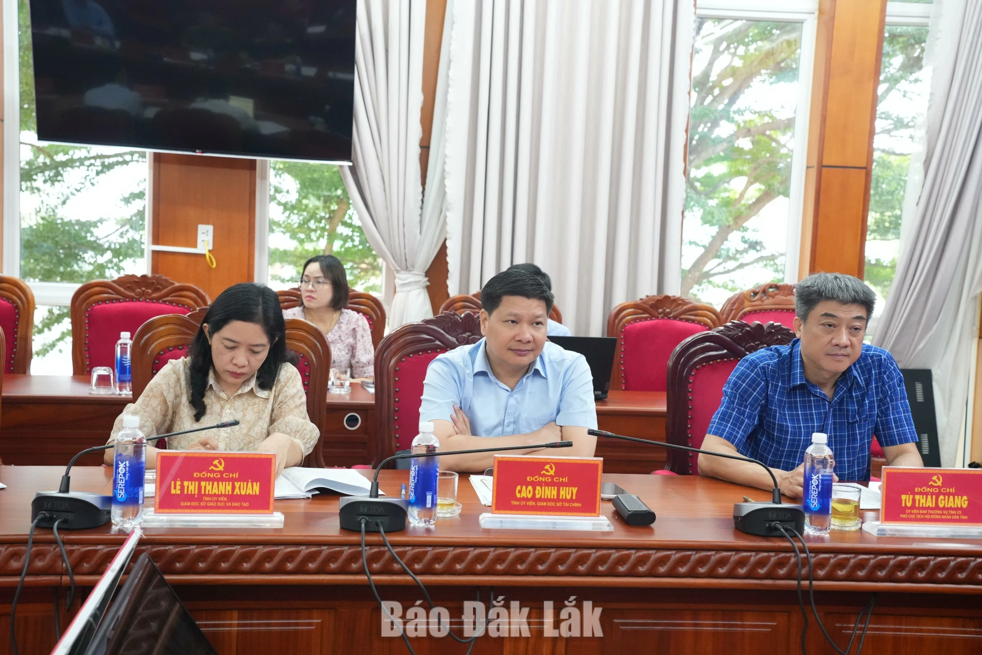 Khẩn trương hoàn thành các trường nội trú vùng biên trước thềm năm học mới 2 Các đại biểu tham dự cuộc họp.