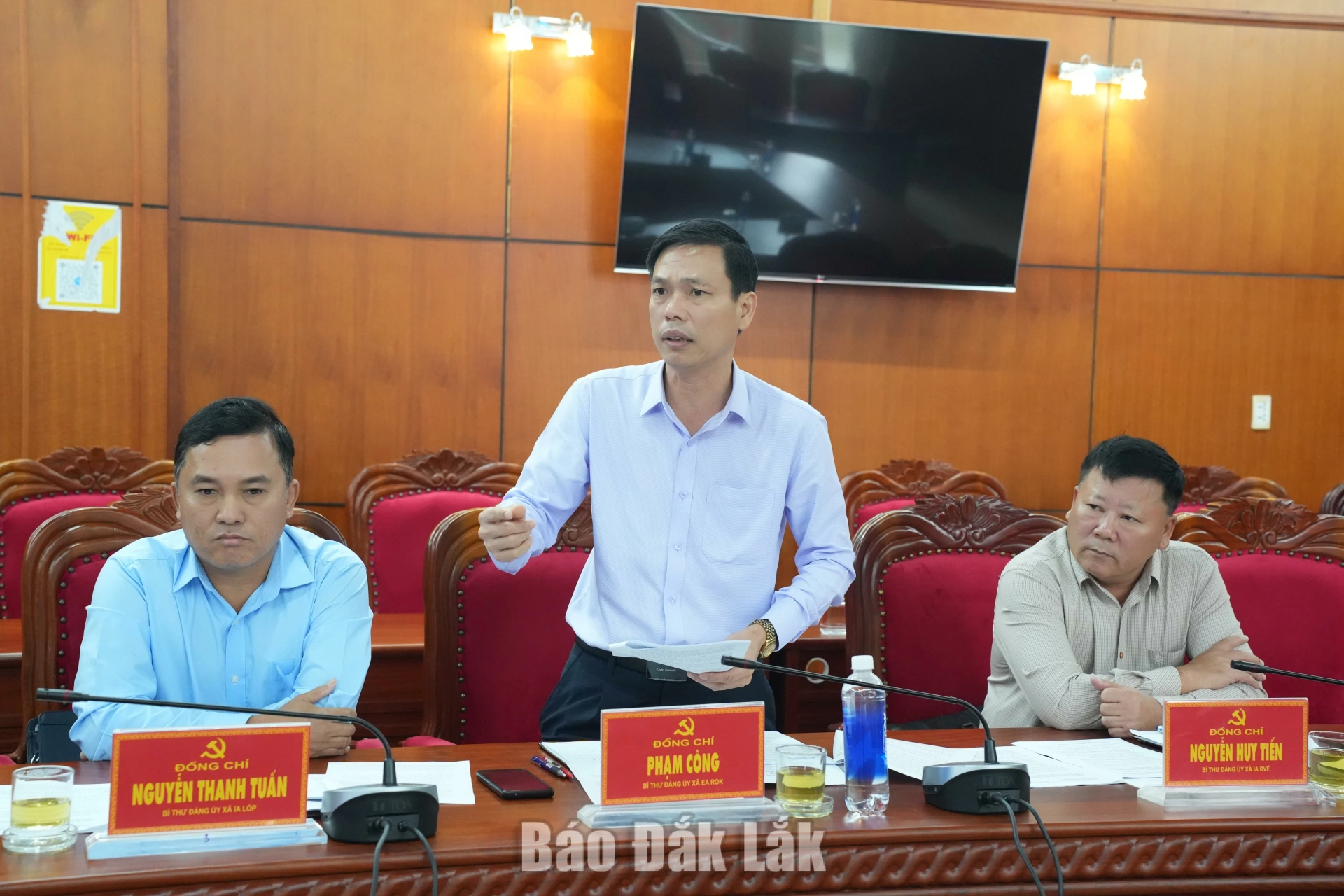 Khẩn trương hoàn thành các trường nội trú vùng biên trước thềm năm học mới 4 Bí thư Đảng ủy xã Ea Rốk Phạm Công phát biểu tại cuộc họp.