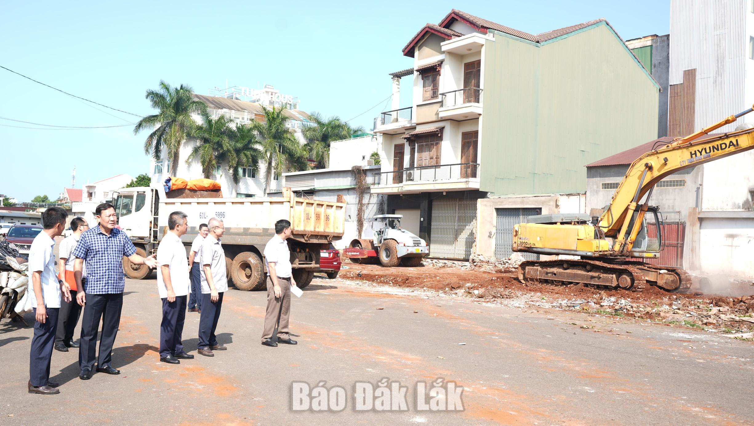 Lãnh đạo phường Buôn Ma Thuột kiểm tra tiến độ giải phóng mặt bằng dự án đường Tôn Đức Thắng 2 Lãnh đạo