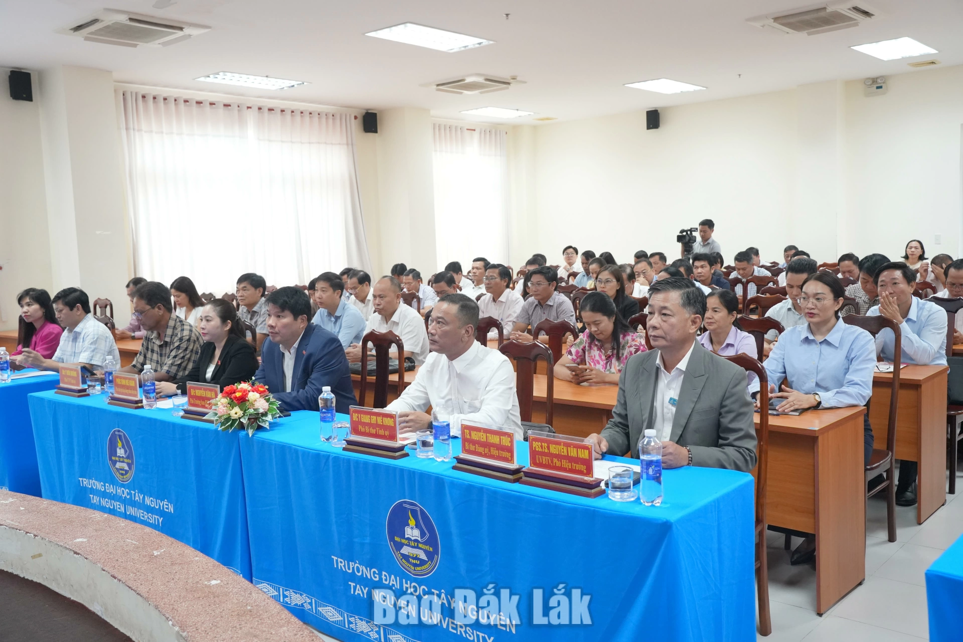 Các đại biểu tham dự lễ khai giảng.