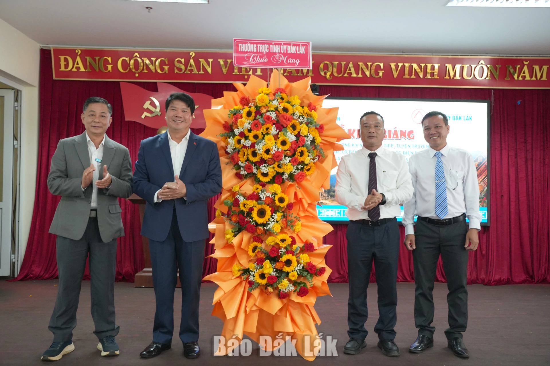 tặng hoa cho Ban Tổ chức lớp học.