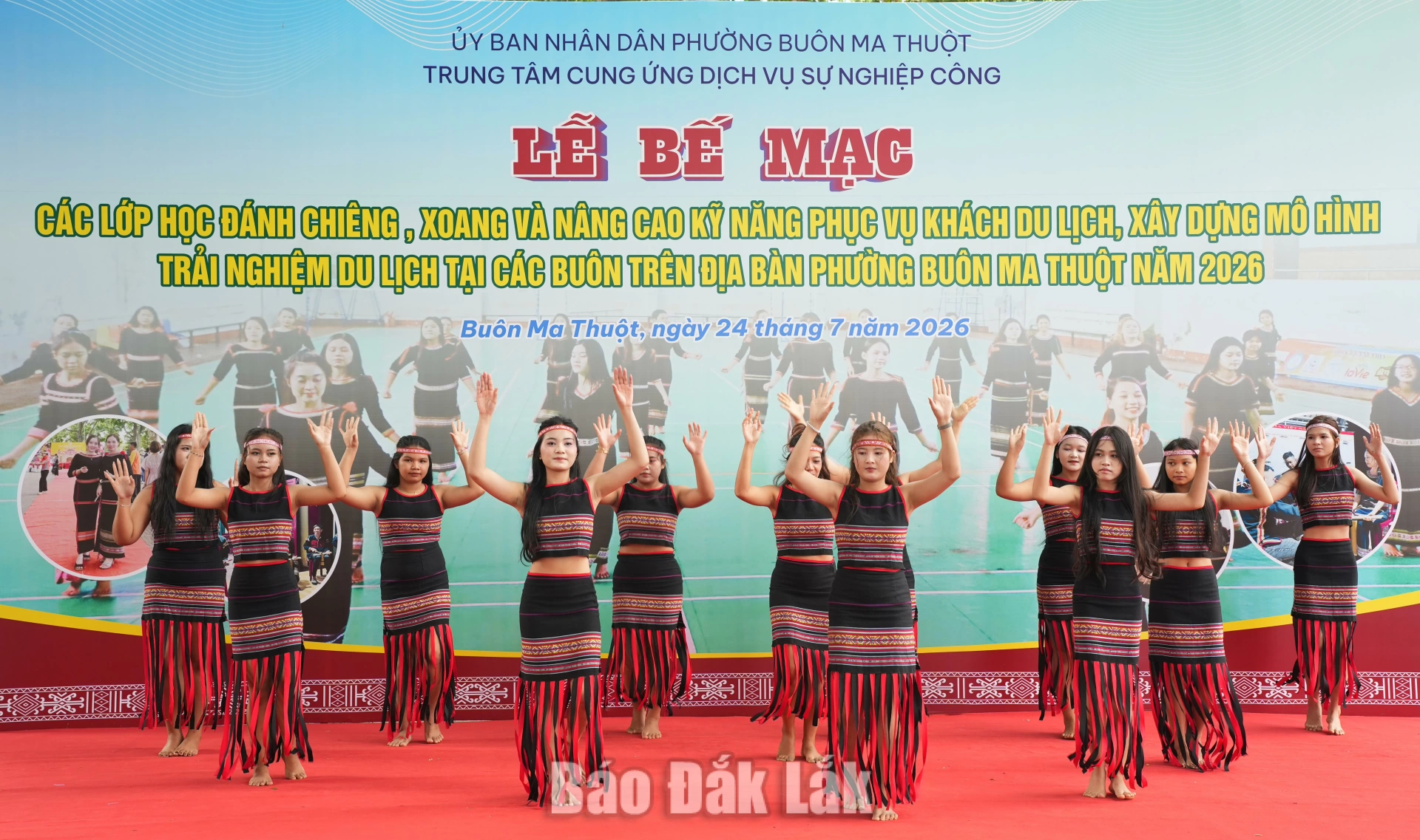 Các học viên trình diễn múa xoang.