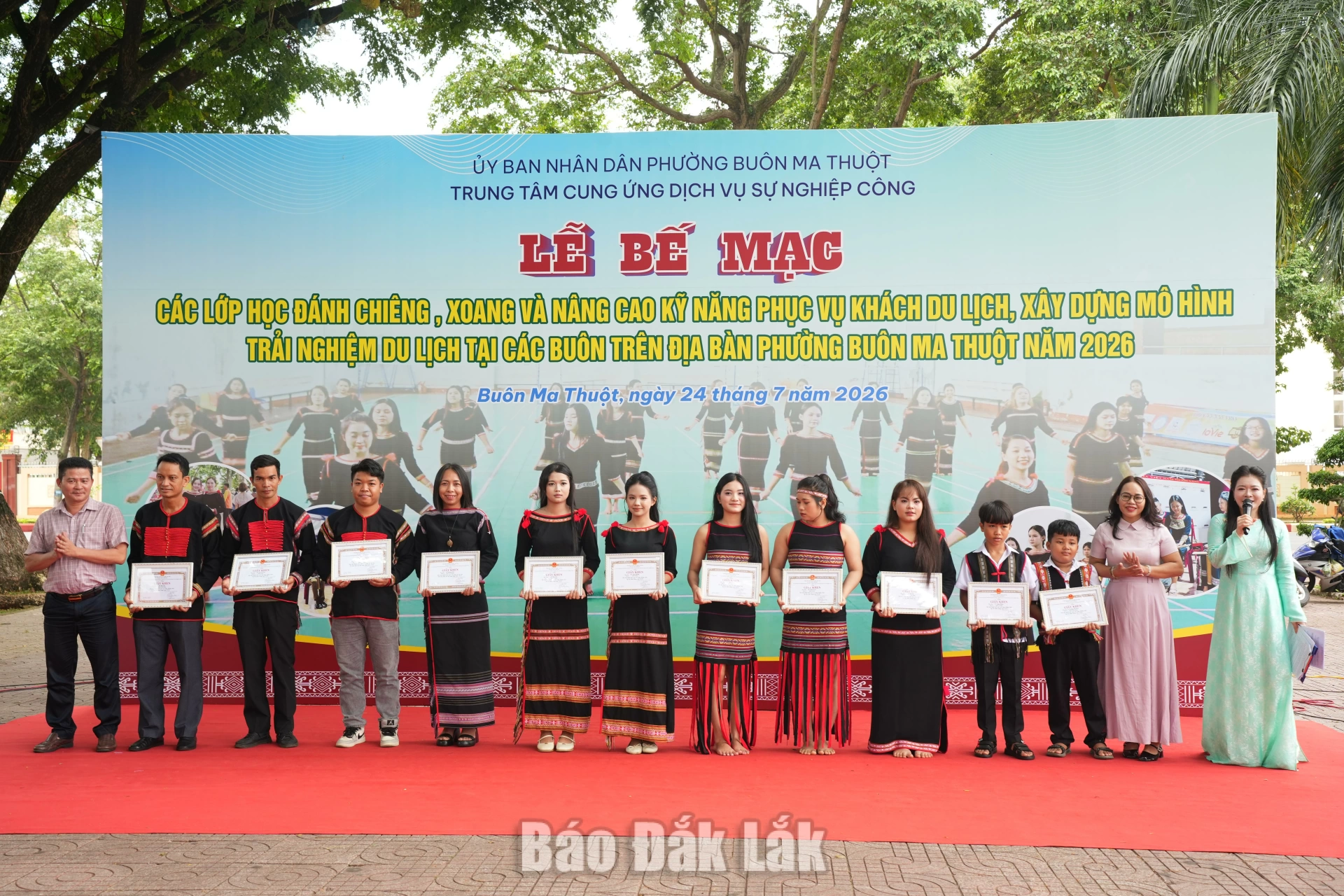 Ban Tổ chức lớp học trao giấy khen cho các học viên xuất sắc.