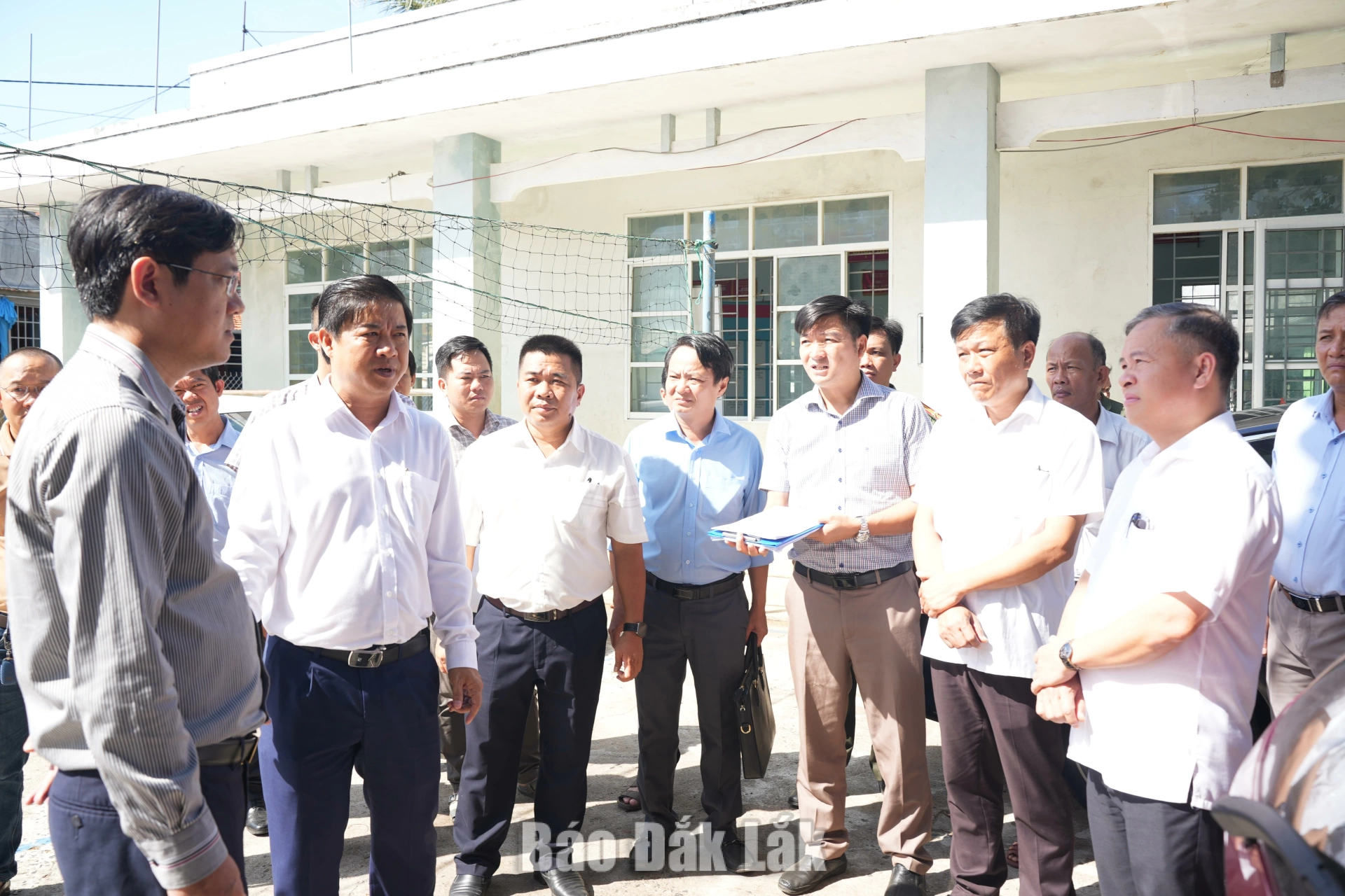 Bí thư Tỉnh ủy Lương Nguyễn Minh Triết khảo sát các công trình nhà sinh hoạt cộng đồng kết hợp phòng, chống lũ tại thôn Tân An (xã Ô Loan).