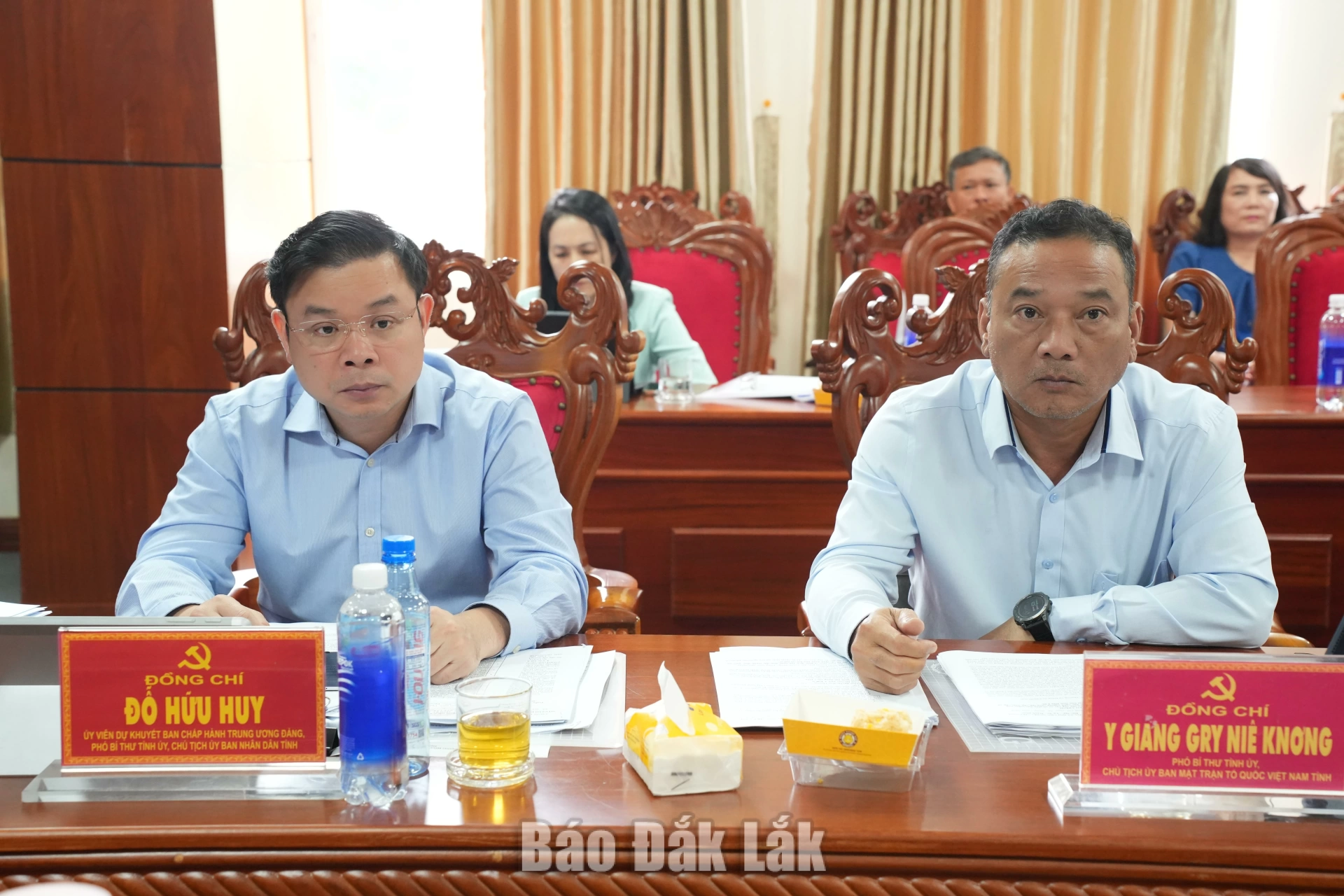 Đỗ Hữu Huy, Ủy viên Dự khuyết Trung ương Đảng, Phó Bí thư Tỉnh ủy, Bí thư Đảng ủy UBND tỉnh, Chủ tịch UBND tỉnh; Huỳnh Thị Chiến Hòa, Phó Bí thư Tỉnh ủy; Y Giang Gry Niê Knơng, Phó Bí thư Tỉnh ủy, Chủ tịch Ủy ban MTTQ Việt Nam tỉnh dự họp.