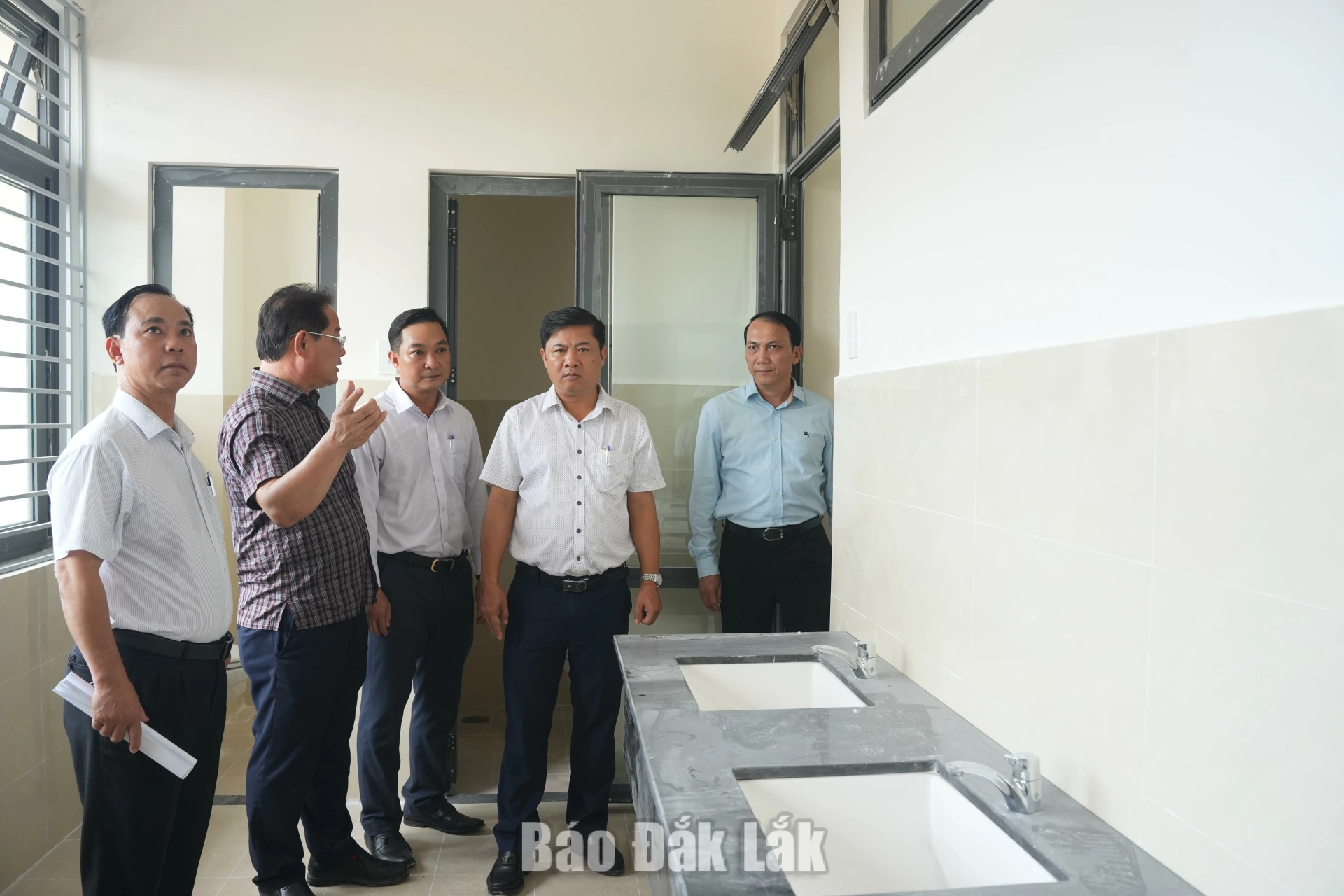 Bí thư Tỉnh ủy Lương Nguyễn Minh Triết kiểm tra Khu nội trú của Trường phổ thông nội trú liên cấp Tiểu học và THCS Buôn Đôn.