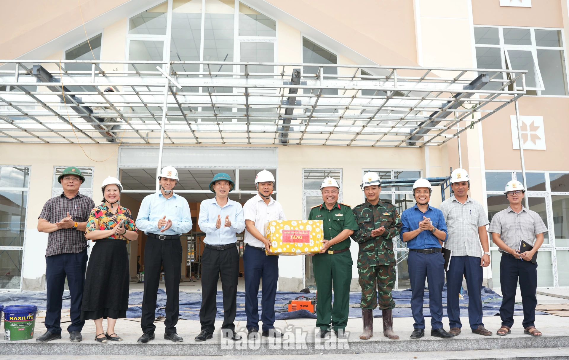 Bí thư Tỉnh ủy Lương Nguyễn Minh Triết tặng quà động viên đội ngũ thi công Trường phổ thông nội trú liên cấp Tiểu học và THCS xã Ea Rốk.