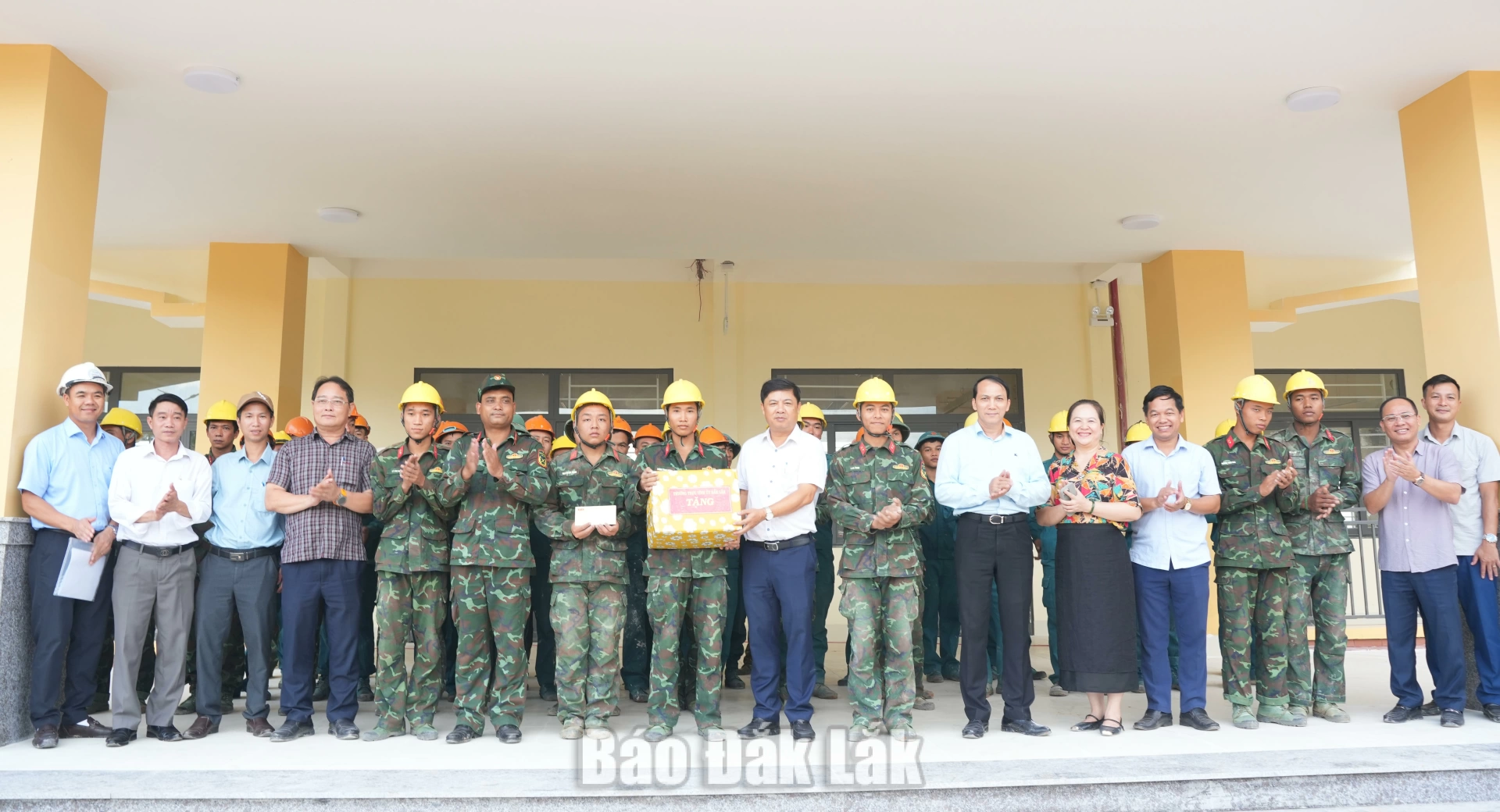 Bí thư Tỉnh ủy Lương Nguyễn Minh Triết tặng quà động viên đội ngũ thi công Trường Phổ thông nội trú liên cấp Tiểu học và THCS xã Ia Lốp.