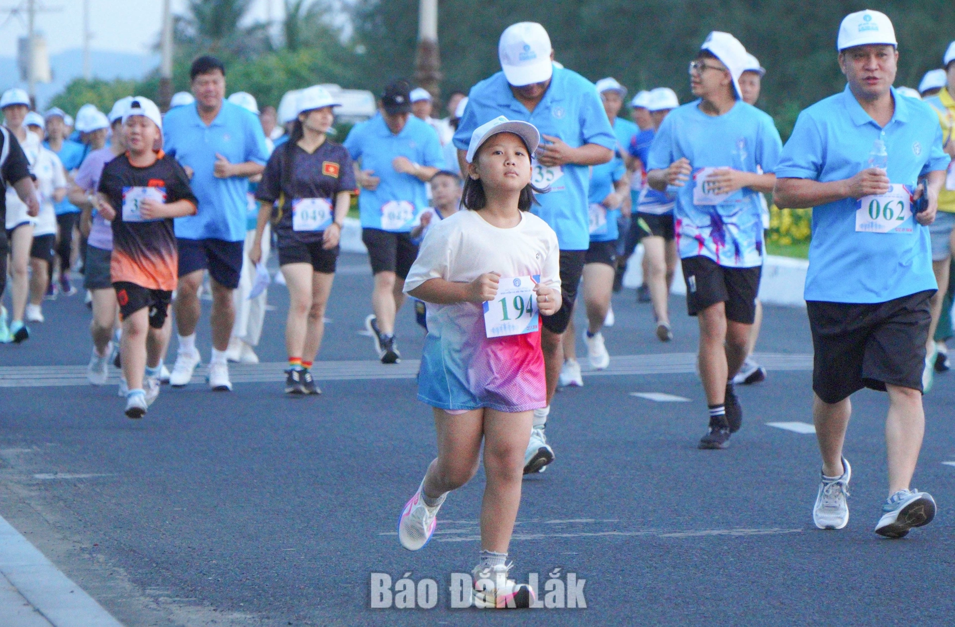 500 VĐV tham gia Giải chạy "Mỗi bước chân - vì an sinh xã hội" năm 2026 4 Giải thủ hút nhiều VĐV ở các lứa tuổi tham gia, tạo sắc màu cho các con đường ven biển ở phường Tuy Hòa