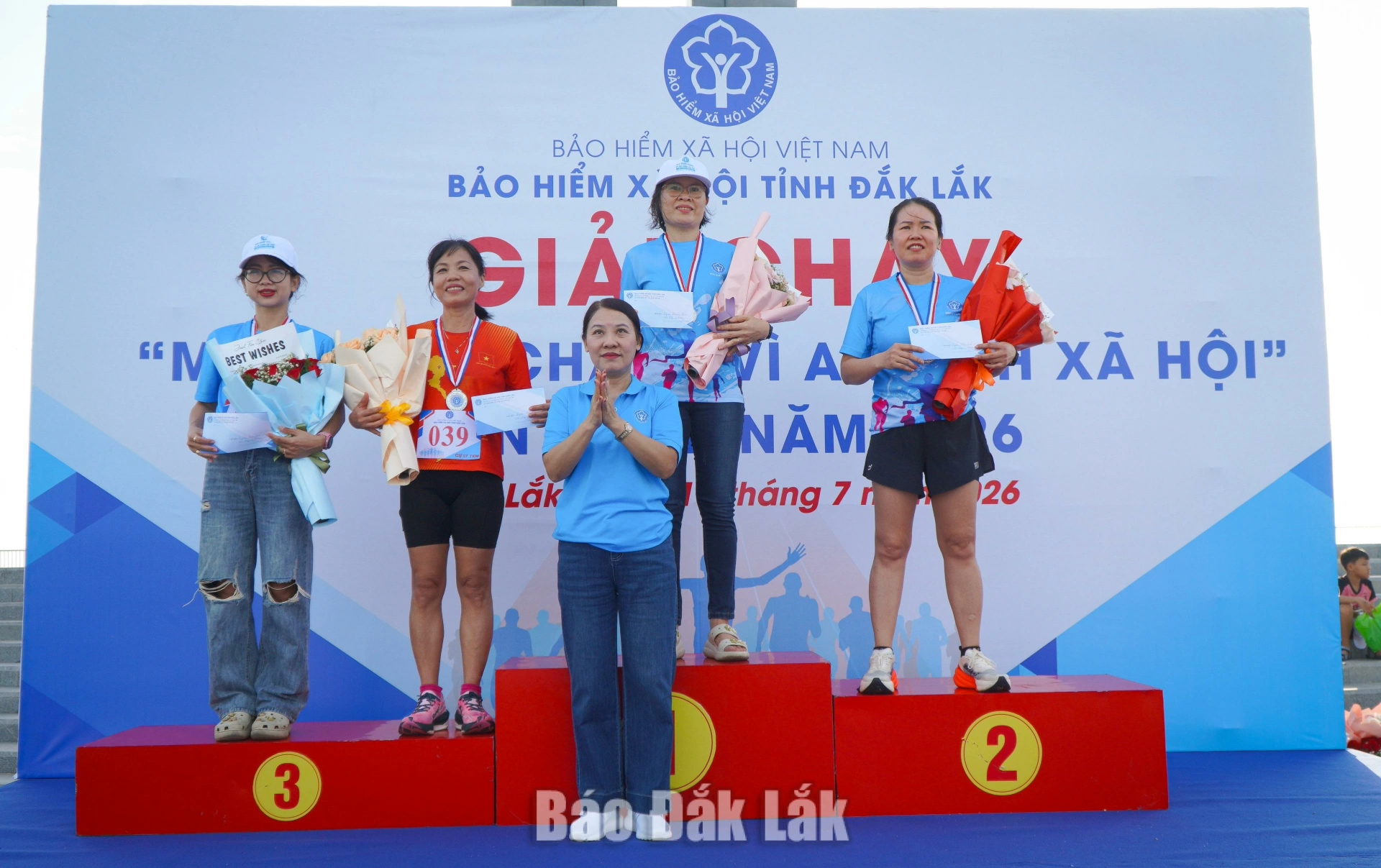 500 VĐV tham gia Giải chạy "Mỗi bước chân - vì an sinh xã hội" năm 2026 6 Bà Đàm Thị Thanh Quế, Phó Giám đốc BHXH tỉnh Đắk Lắk trao huy chương cho các VĐV nữ đạt thành tích nội dung 7 km nữ