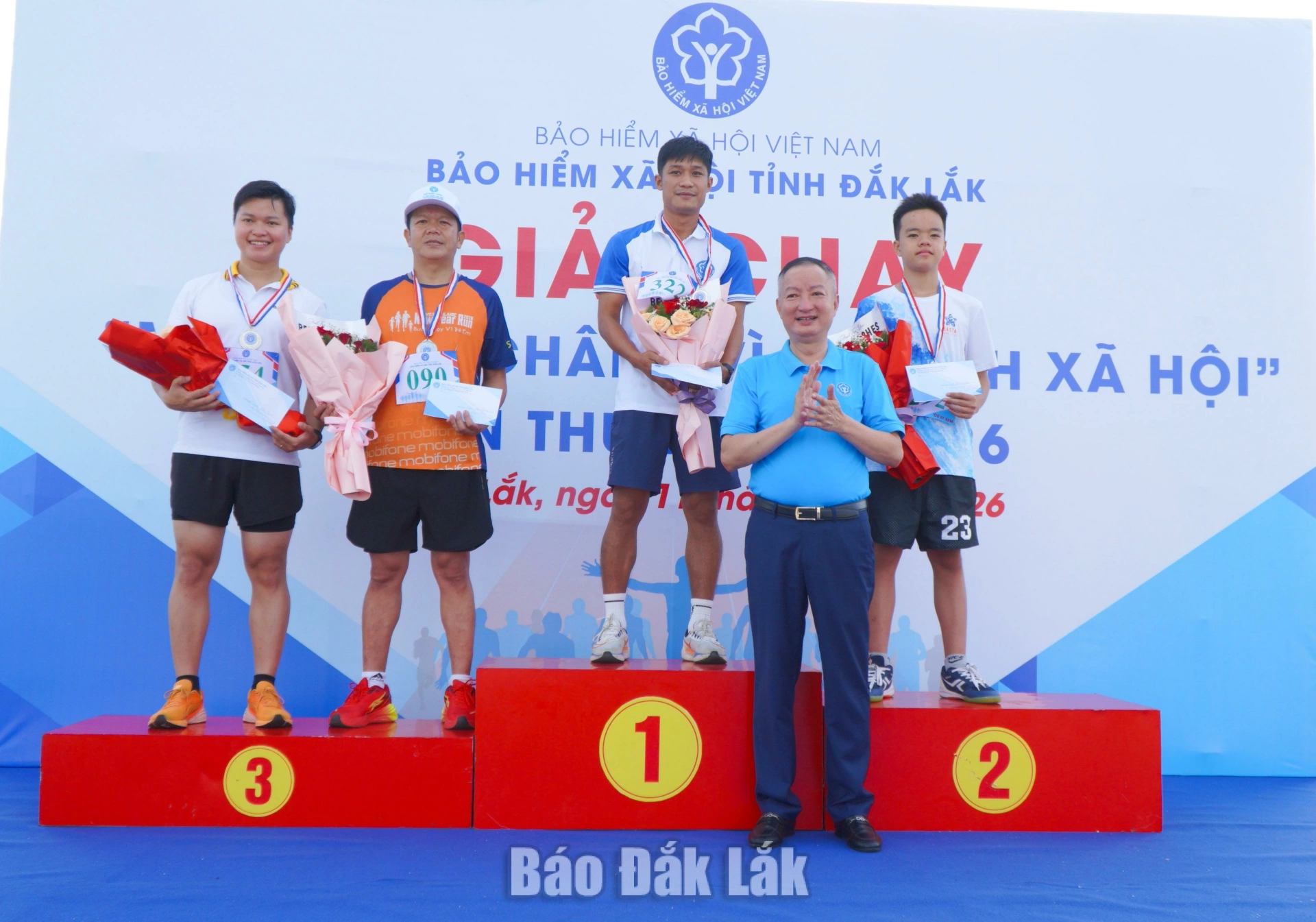 500 VĐV tham gia Giải chạy "Mỗi bước chân - vì an sinh xã hội" năm 2026 5 Ông Trần Mạnh Toàn, Giám đốc Bảo hiểm Xã hội tỉnh Đắk Lắk trao huy chương cho VĐV nam trong ngành đạt giải 7 km nam