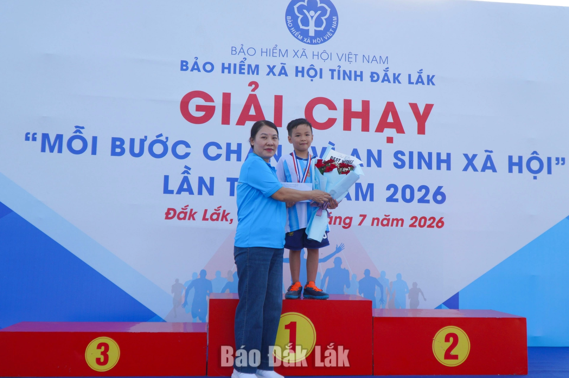 500 VĐV tham gia Giải chạy "Mỗi bước chân - vì an sinh xã hội" năm 2026 7 Bà Đàm Thị Thanh Quế, Phó Giám đốc BHXH tỉnh Đắk Lắk trao giải cho VĐV nhỏ tuổi nhất thi đấu tại giải