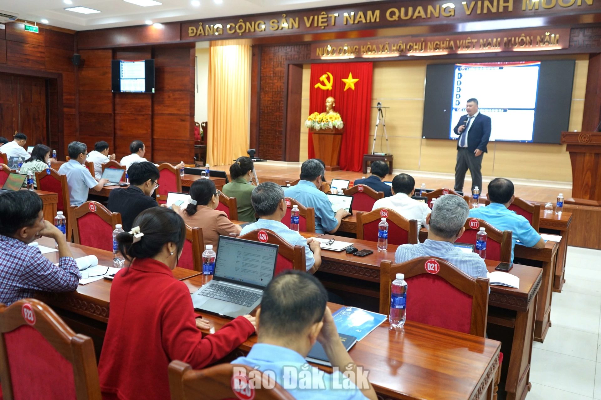 Học viên được chuyên gia về AI hướng dẫn sử dụng công cụ AI phổ biến hiện nay