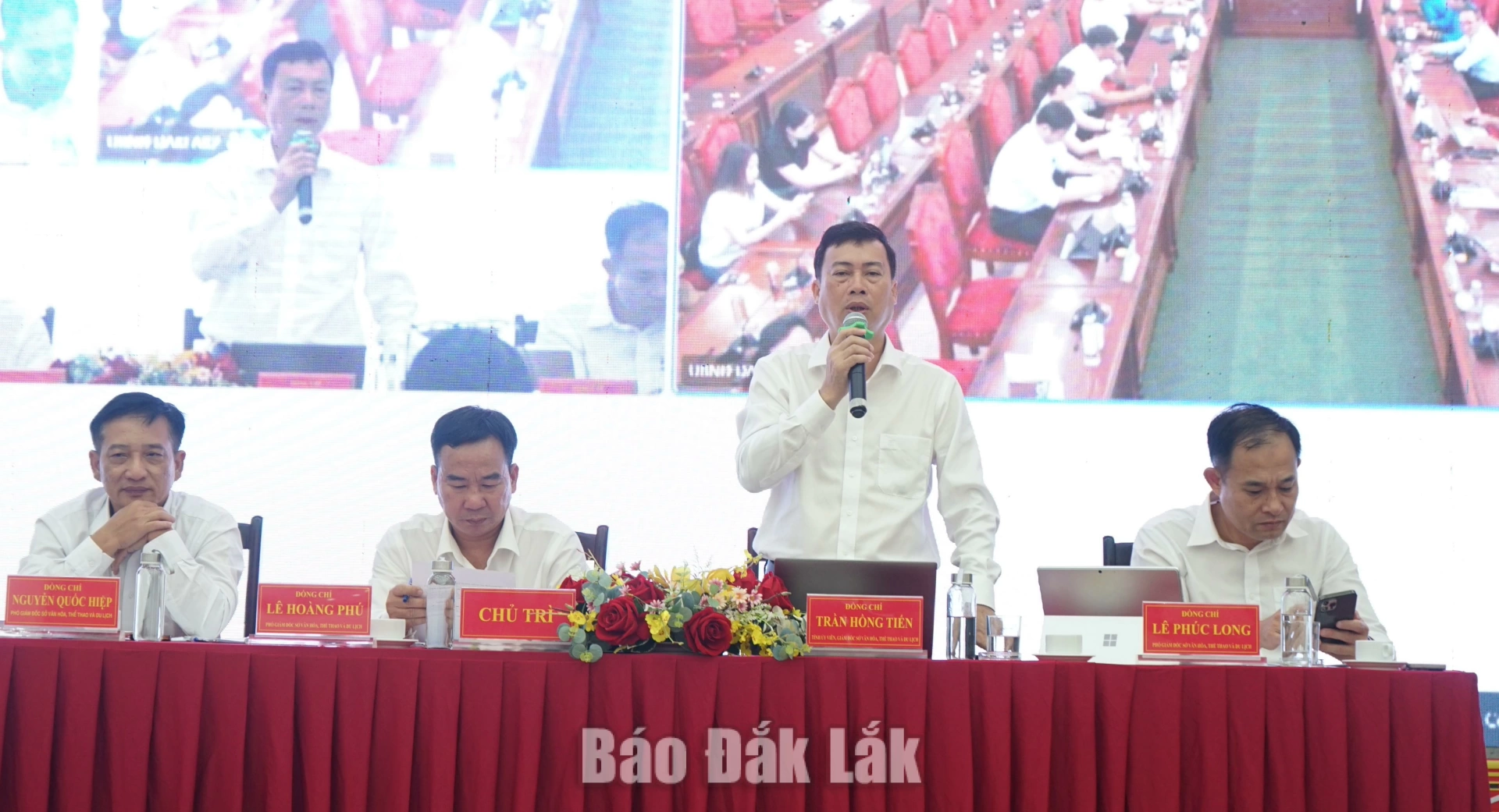 Đoàn chủ trì hội nghị