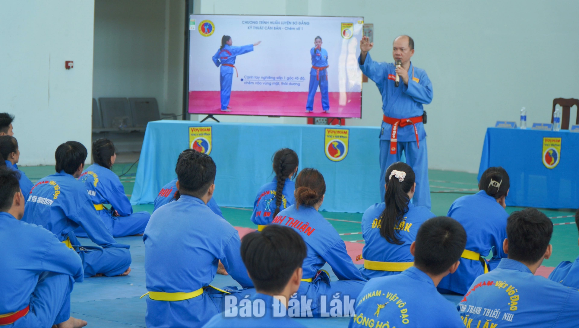 Các võ sư, HLV, hướng dẫn viên  chăm chú tiếp thu các kiến thức mới của môn võ Vovinam.