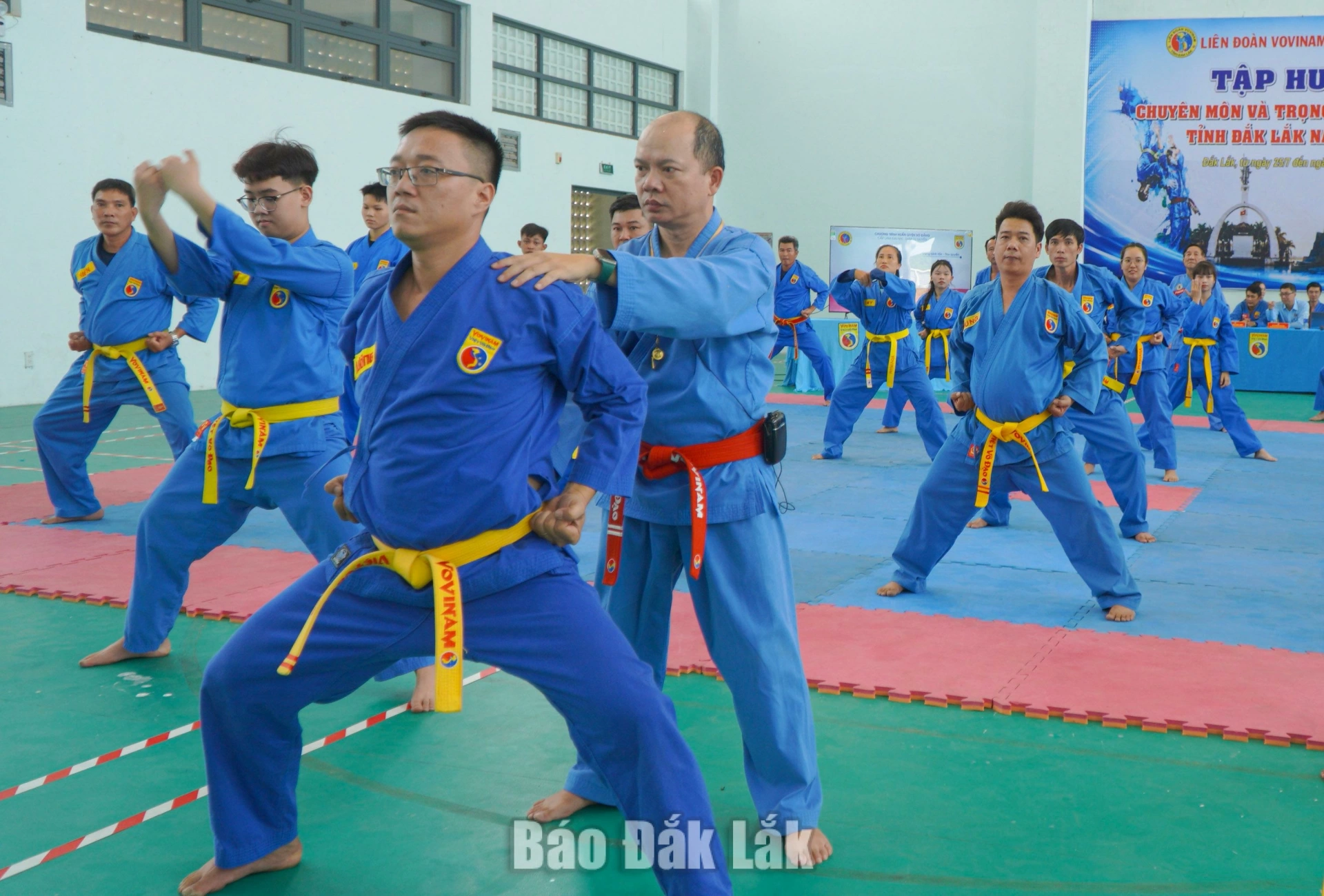 Võ sư Nguyễn Hồng Thanh, Phó Chủ tịch Thường trực Liên đoàn Vovinam tỉnh Đắk Lắk điều chỉnh động tác cho học viên.