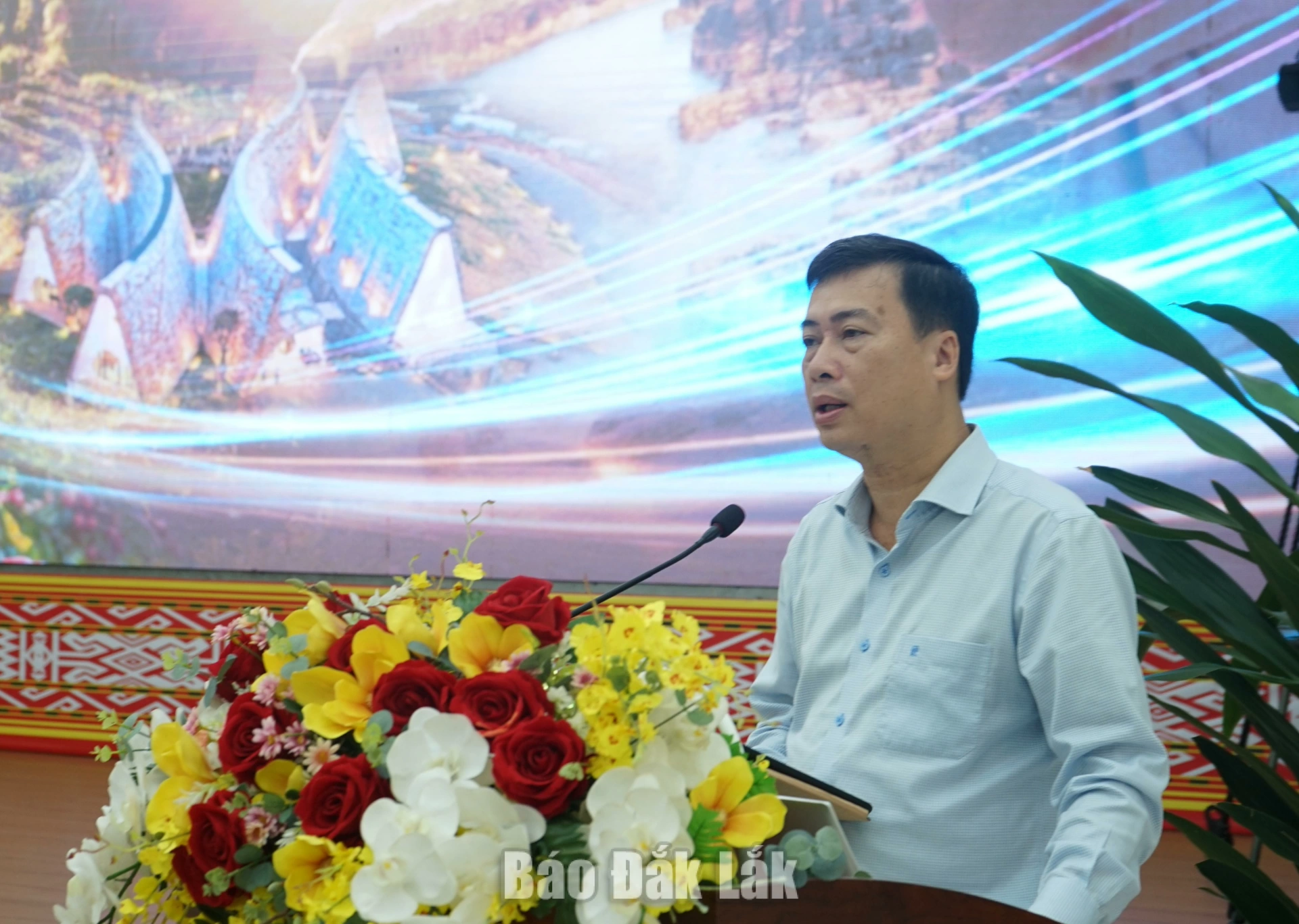 Nâng cao năng lực truyền thông số phục vụ quảng bá thương hiệu cà phê Buôn Ma Thuột 2 Giám đốc Sở Văn hóa, Thể thao và Du lịch Trần Hồng Tiến phát biểu tại hội nghị