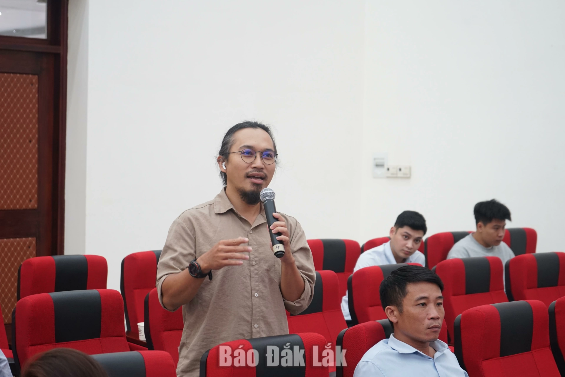 Nâng cao năng lực truyền thông số phục vụ quảng bá thương hiệu cà phê Buôn Ma Thuột 4 Đại biểu trao đổi những vướng mắc trong việc triển khai truyền thông