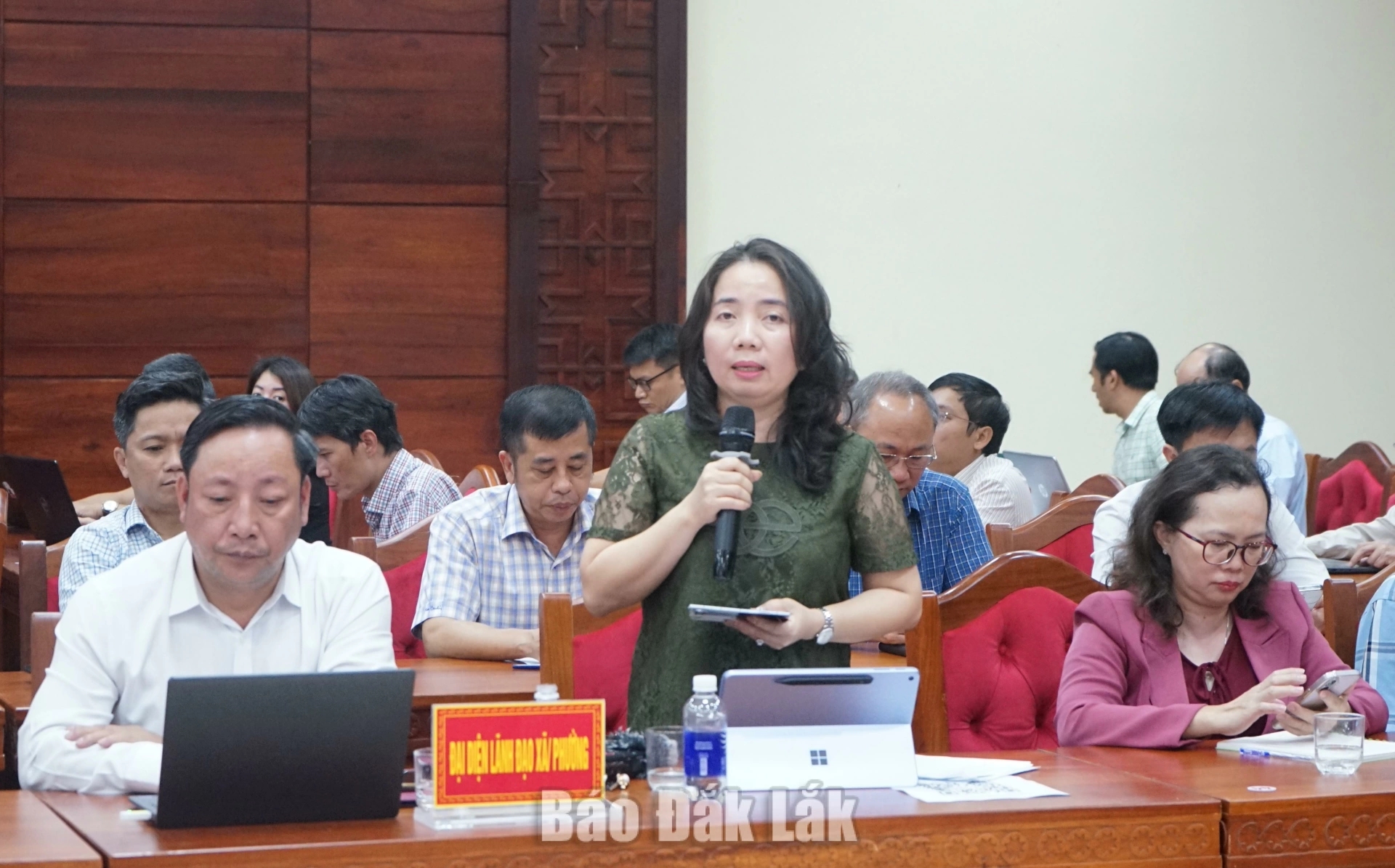 Lấy ý kiến góp ý dự thảo Đề án “Phát triển kinh tế số tỉnh Đắk Lắk giai đoạn 2026 - 2030, định hướng đến năm 2045” 4 Đại diện Sở Môi trương và Nông nghiệp góp ý vào dự thảo Đề án