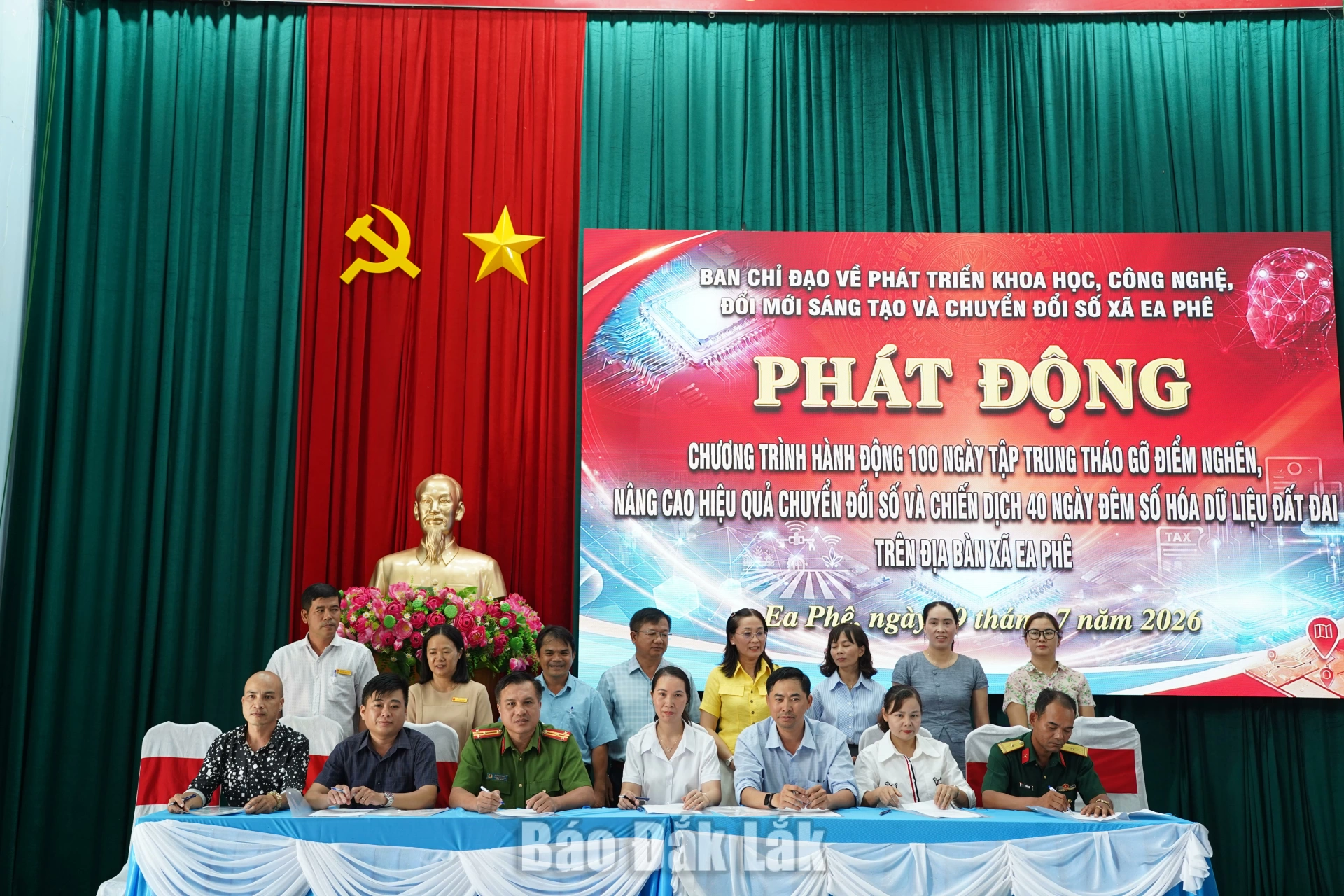 Xã Ea Phê nâng cao hiệu quả chuyển đổi số 2 lãnh đạo các phòng, ban chuyên môn trực thuộc xã Ea Phê đã ký cam kết thực hiện các chiến dịch theo phân cấp, phân quyền nhằm bảo đảm tiến độ, kế hoạch chung đã đề ra.