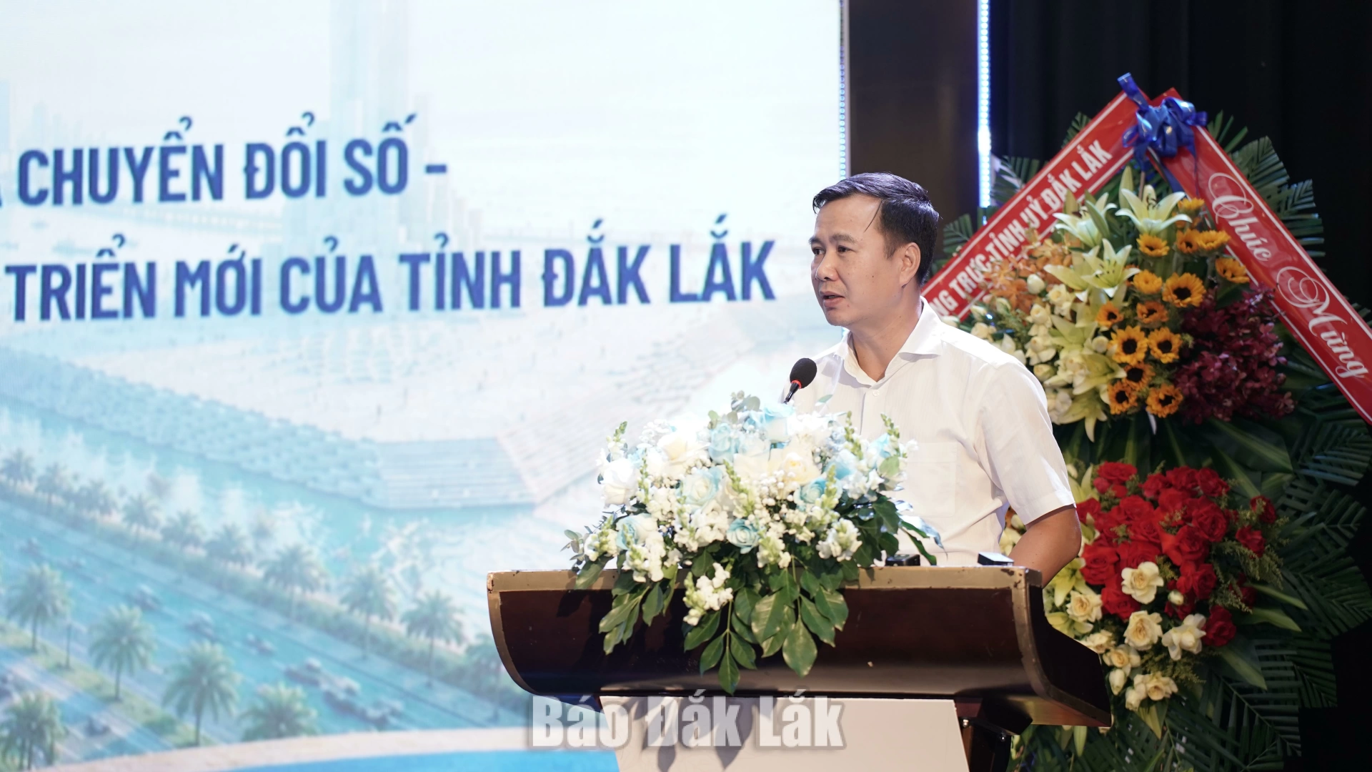 PGS.TS. Bùi Thế Duy, Ủy viên dự khuyết Trung ương Đảng, Giám đốc Đại học Quốc gia Hà Nội báo cáo chuyên đề “Khoa học công nghệ, đổi mới sáng tạo và chuyển đổi số - động lực then chốt trong mô hình phát triển mới của tỉnh Đắk Lắk”. Ảnh: Vạn Tiếp