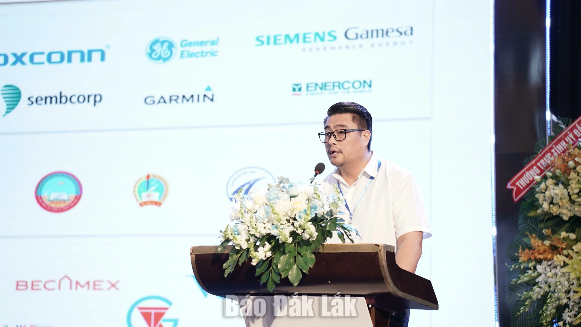 Ông Phùng Quốc Kim Long, Tổng Giám đốc Công ty TNHH Sumo Solutions Vietnam (Sumo Lab) báo cáo chuyên đề “Phát triển kinh tế tầm thấp ở Đắk Lắk góp phần thức đẩy tăng trưởng “2 con số”. Ảnh: Vạn Tiếp