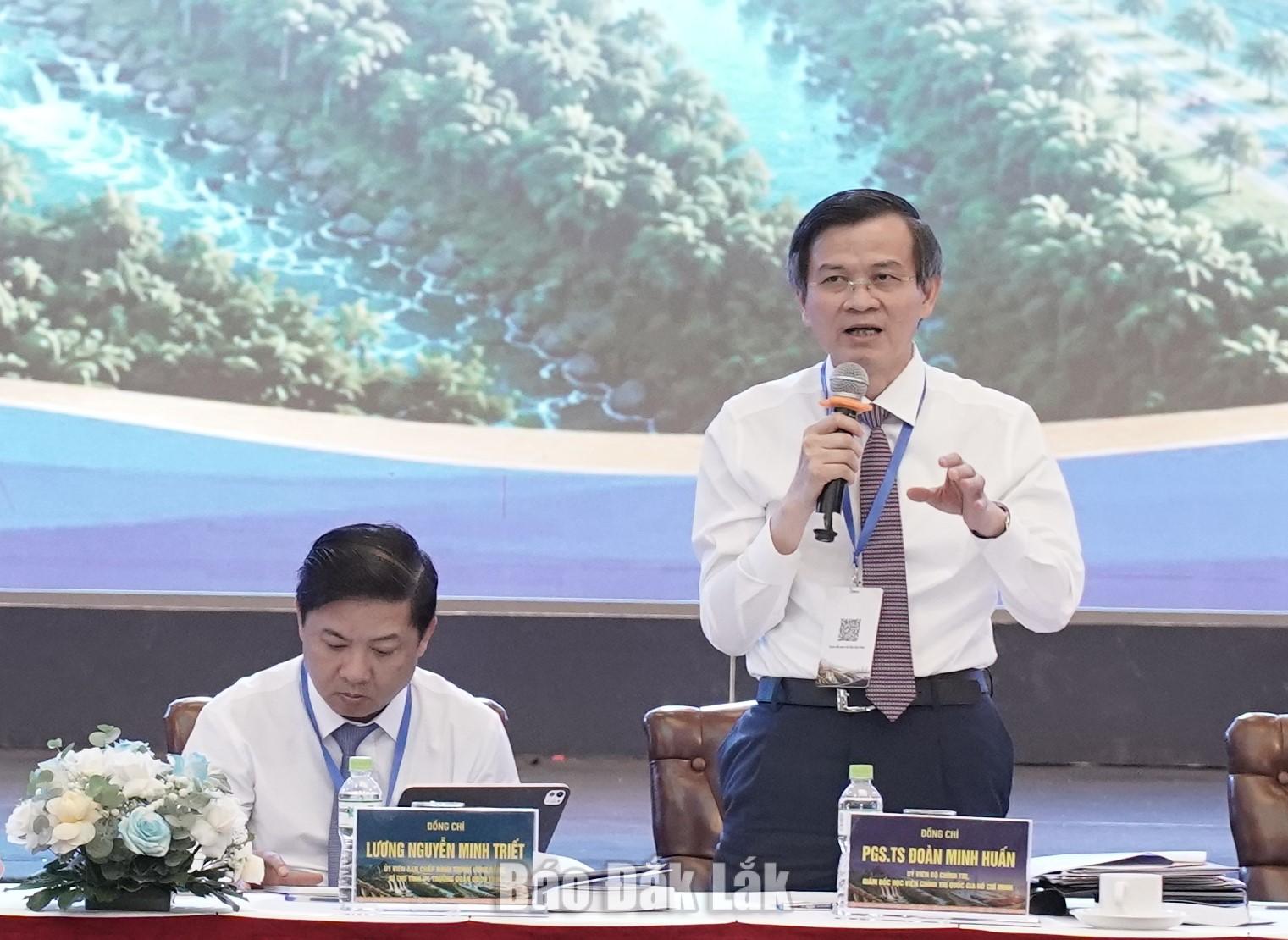 PGS.TS. Đoàn Minh Huấn, Ủy viên Bộ Chính trị, Bí thư Đảng ủy, Giám đốc Học viện Chính trị quốc gia Hồ Chí Minh điều hành hội thảo.