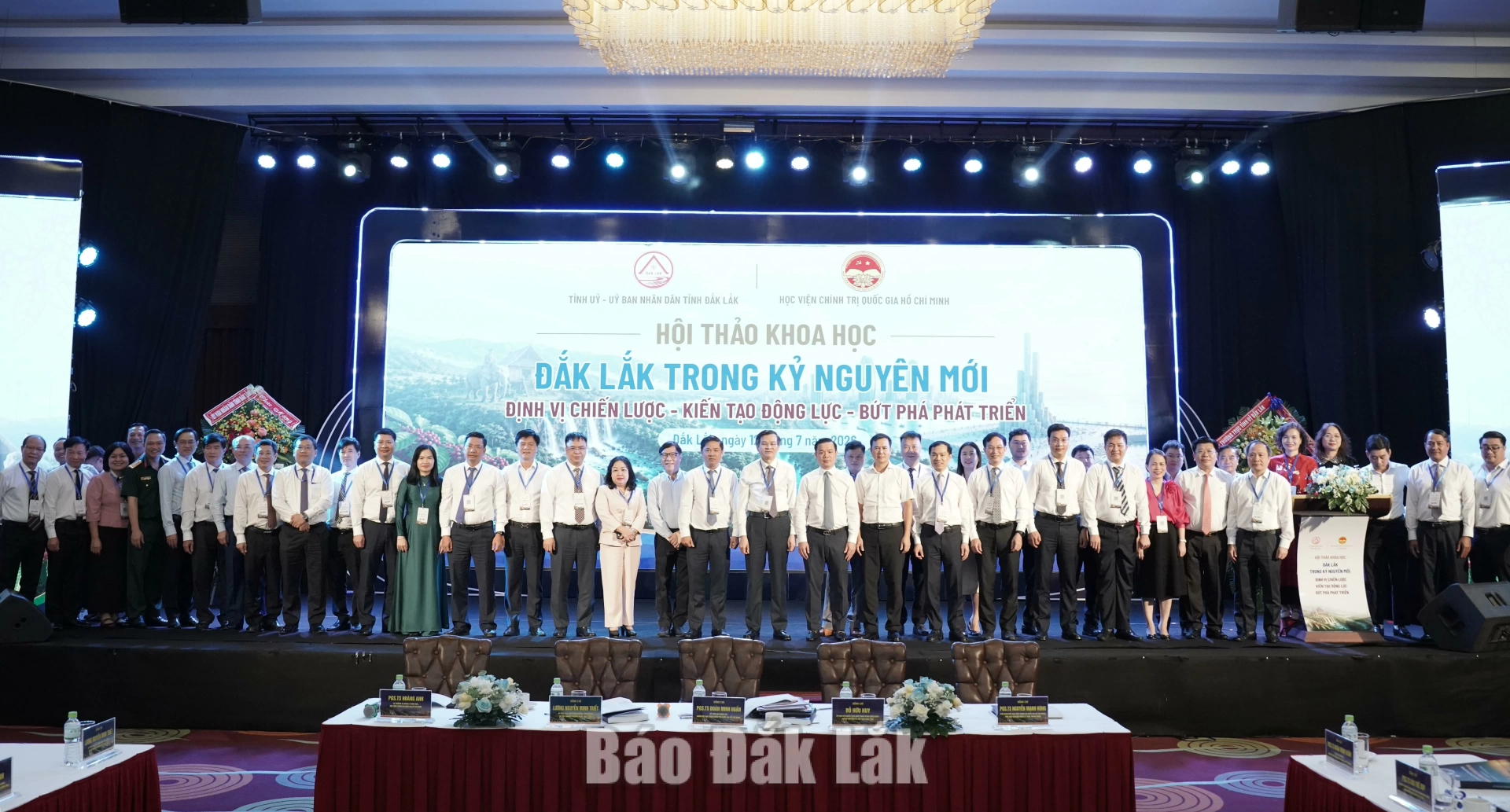 Các đại biểu tham dự hội thảo chụp hình lưu niệm.