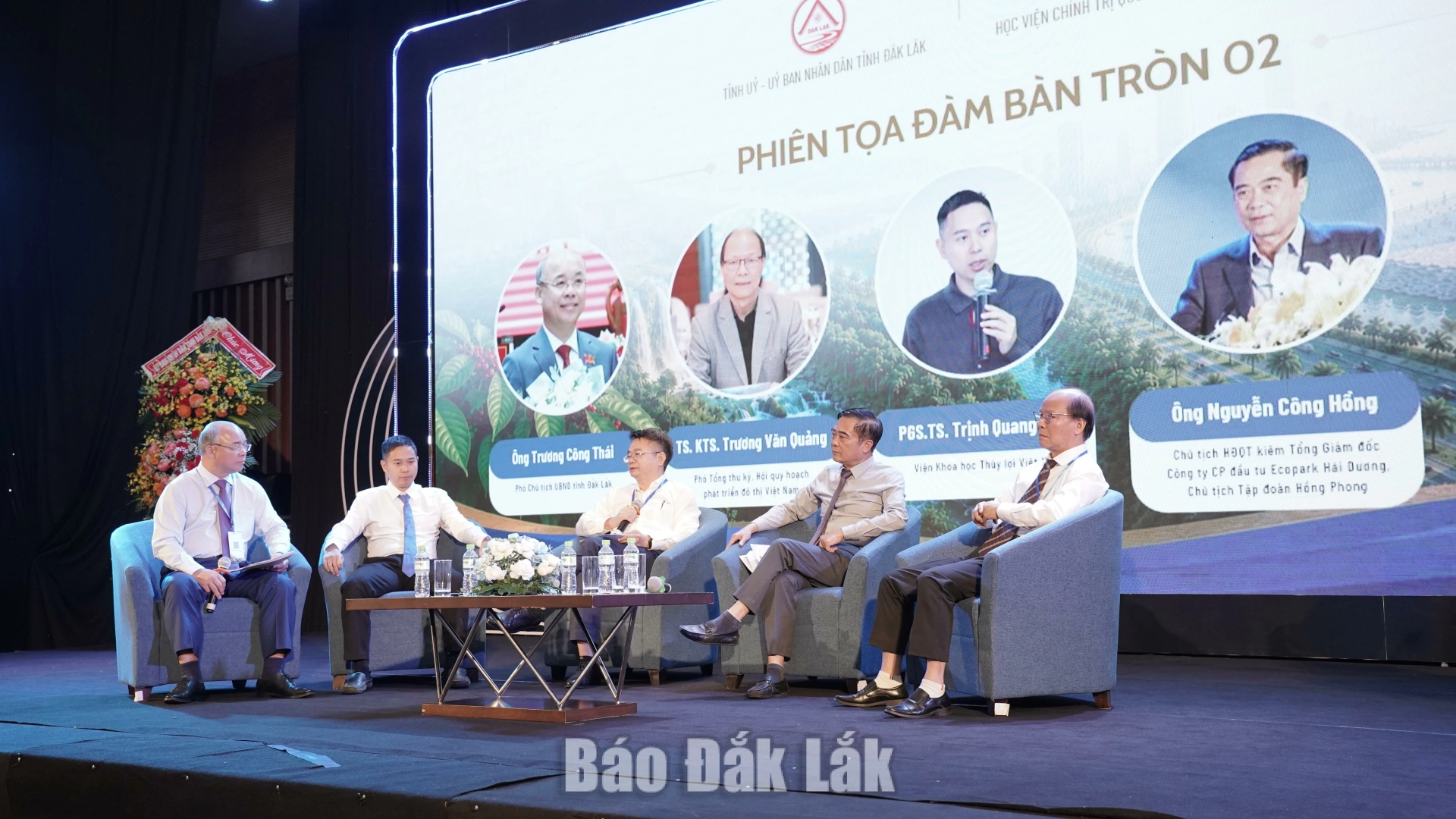 Phiên tọa đàm bàn tròn thứ hai với chủ đề “Chiến lược xây dựng phát triển đô thị Buôn Ma Thuột và các chính sách cho phát triển bứt phá”. Ảnh: Vạn Tiếp