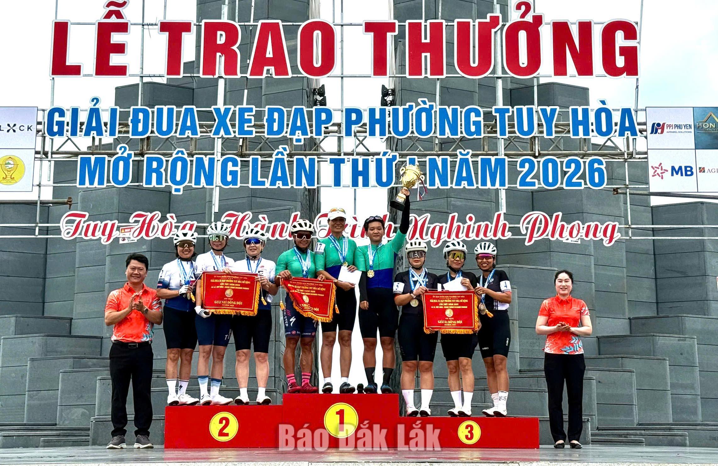 253 tay đua xe đạp từ 9 tỉnh, thành tranh tài tại đường đua Tuy Hòa 3 Ban tổ chức Giải đua xe đạp phường Tuy Hòa mở rộng lần thứ I năm 2026 trao giải cho các cá nhân, tập thể.