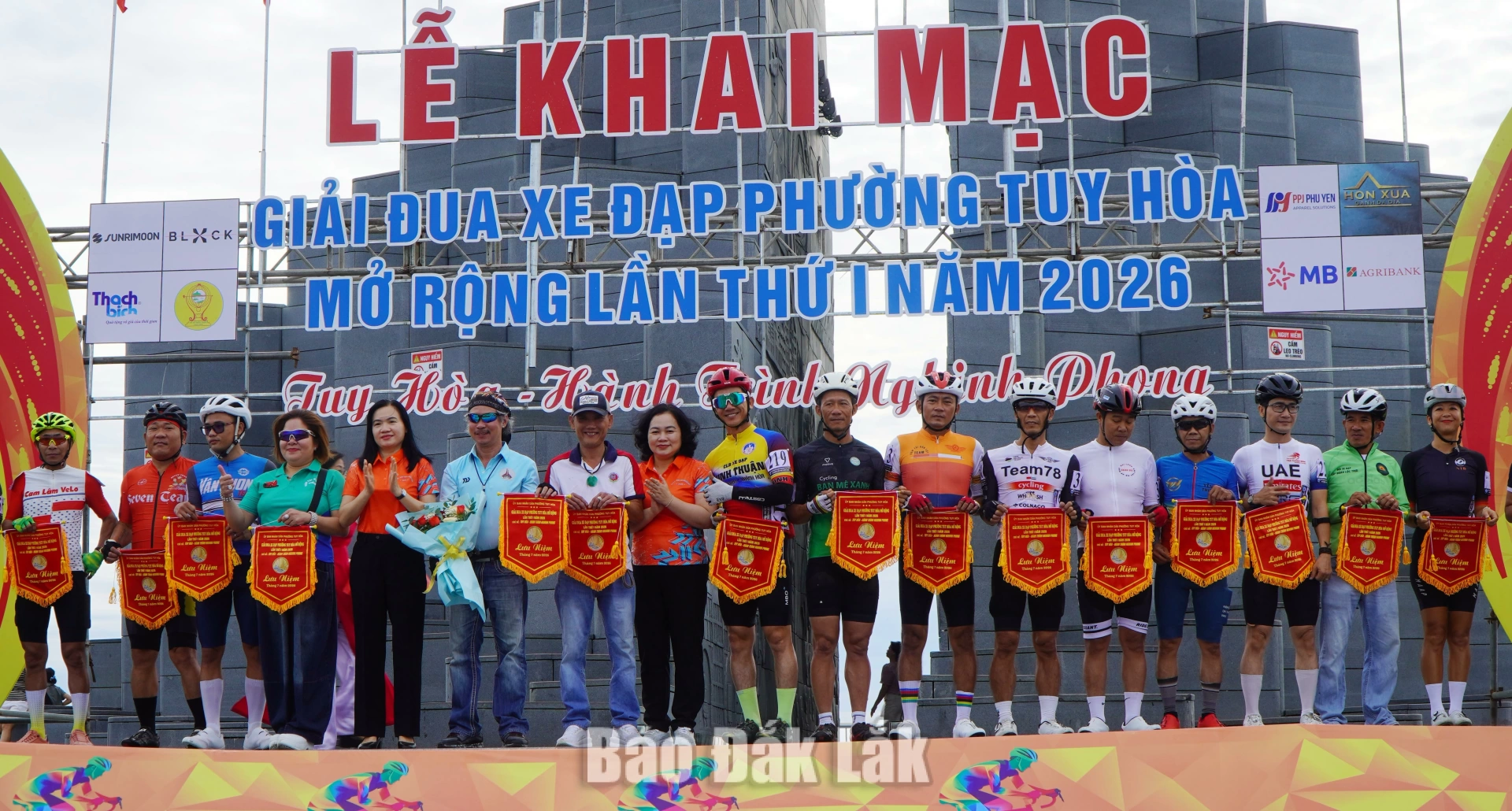 253 tay đua xe đạp từ 9 tỉnh, thành tranh tài tại đường đua Tuy Hòa 1 Các đồng chí Đinh Thị Thu Thanh, Ủy viên Ban Thường vụ Tỉnh ủy, Trưởng Ban Tuyên giáo và Dân vận Tỉnh ủy; Đào Bảo Minh, Ủy viên Ban Thường vụ Tỉnh ủy, Bí thư Đảng ủy, Chủ tịch HĐND phường Tuy Hòa tặng cờ lưu niệm cho các đội tham gia Giải đua xe đạp phường Tuy Hòa mở rộng lần thứ I năm 2026.