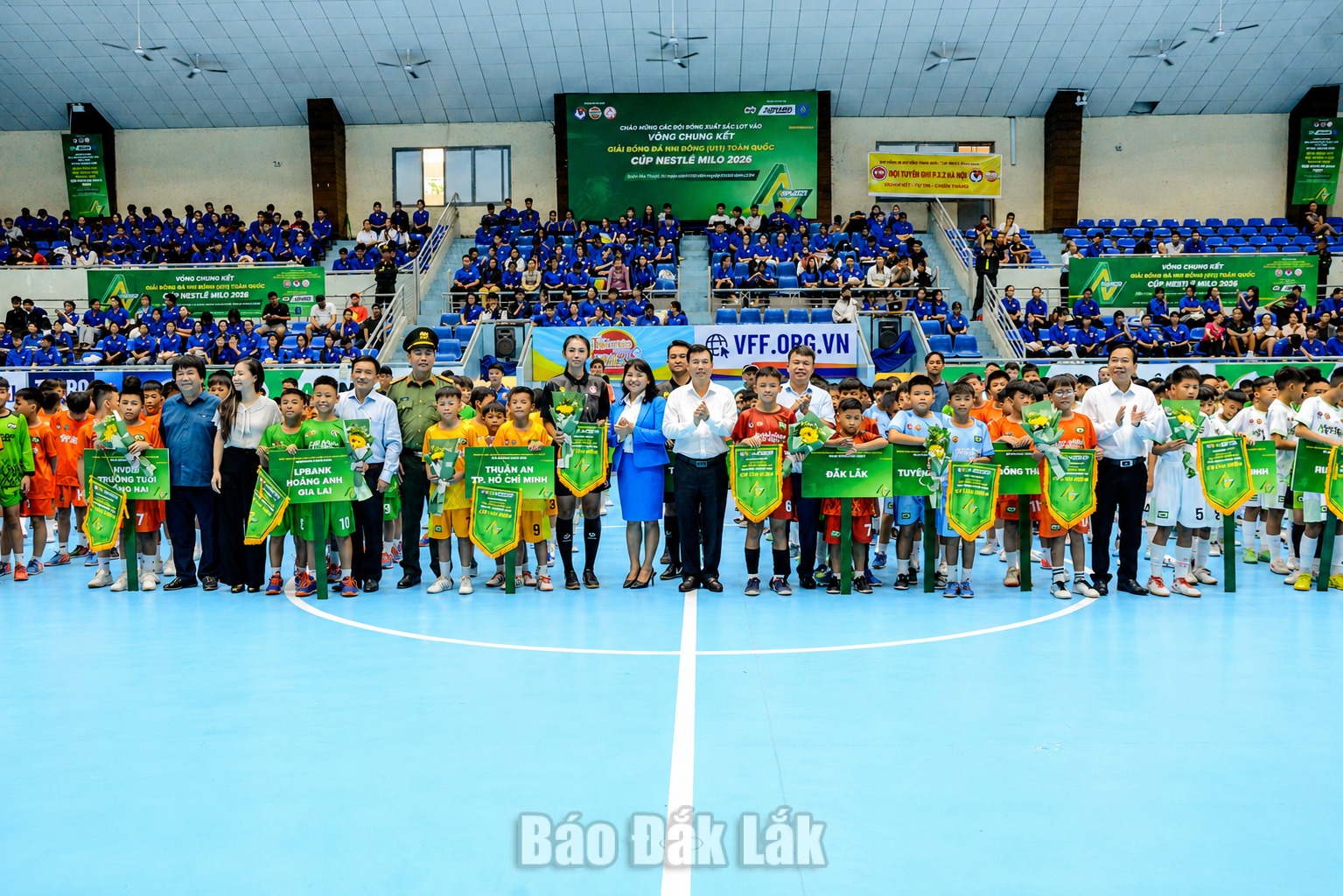 Khai mạc Vòng chung kết Giải bóng đá Nhi đồng (U11) toàn quốc Cúp Nestlé MILO 2026 4 Ban tổ chức trao cờ lưu niệm tặng các đội dự giải.