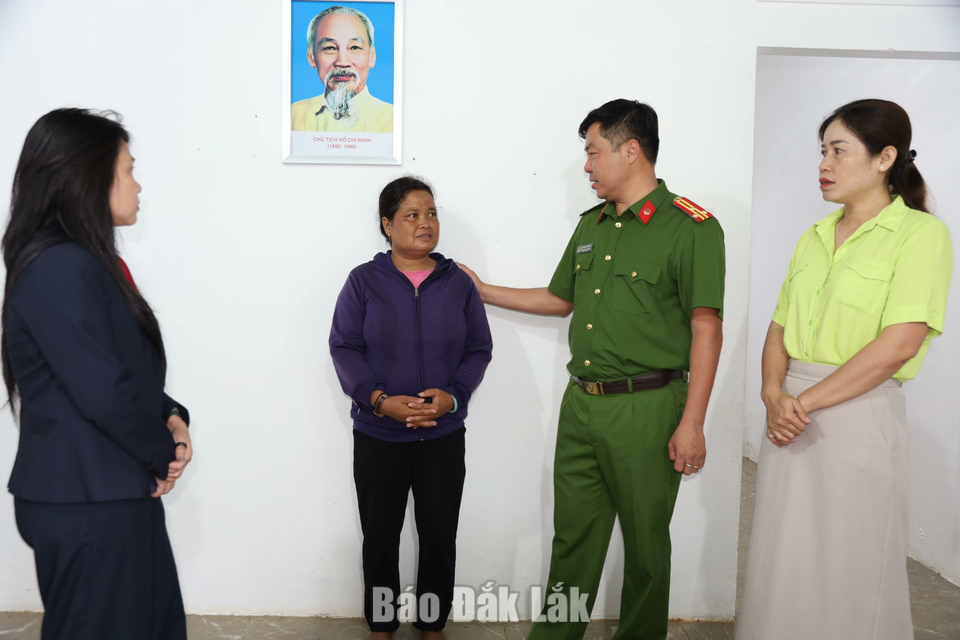 Thượng tá Nguyễn Trần Tuấn, Trưởng Công an phường Buôn Ma Thuột động viên bà B Buih ÊNuôl.